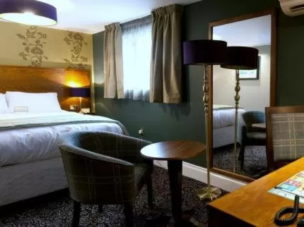 Seating area, Bed in The Hatchet Inn Wetherspoon