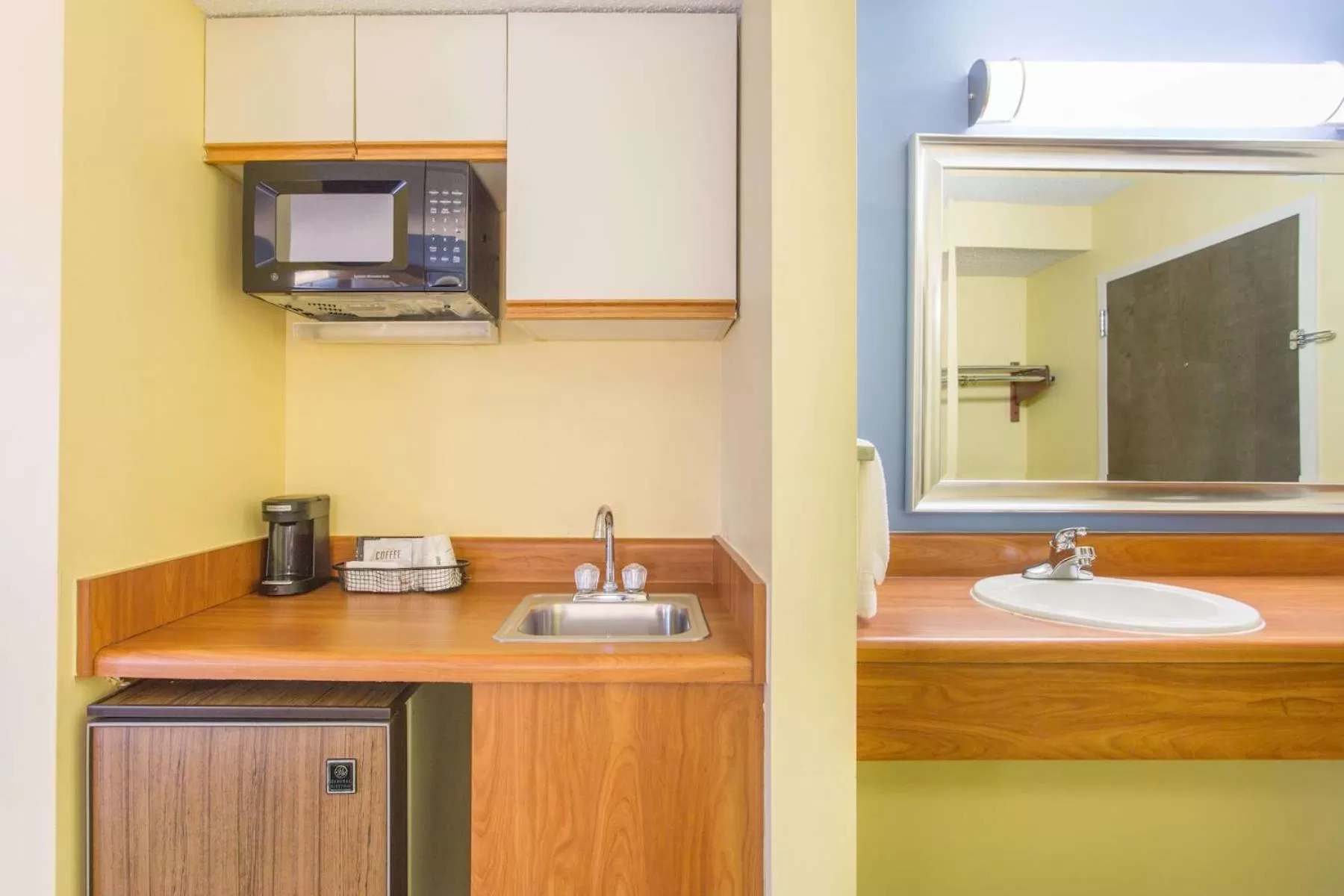 Coffee/tea facilities in Days Inn by Wyndham Raleigh-Airport-Research Triangle Park