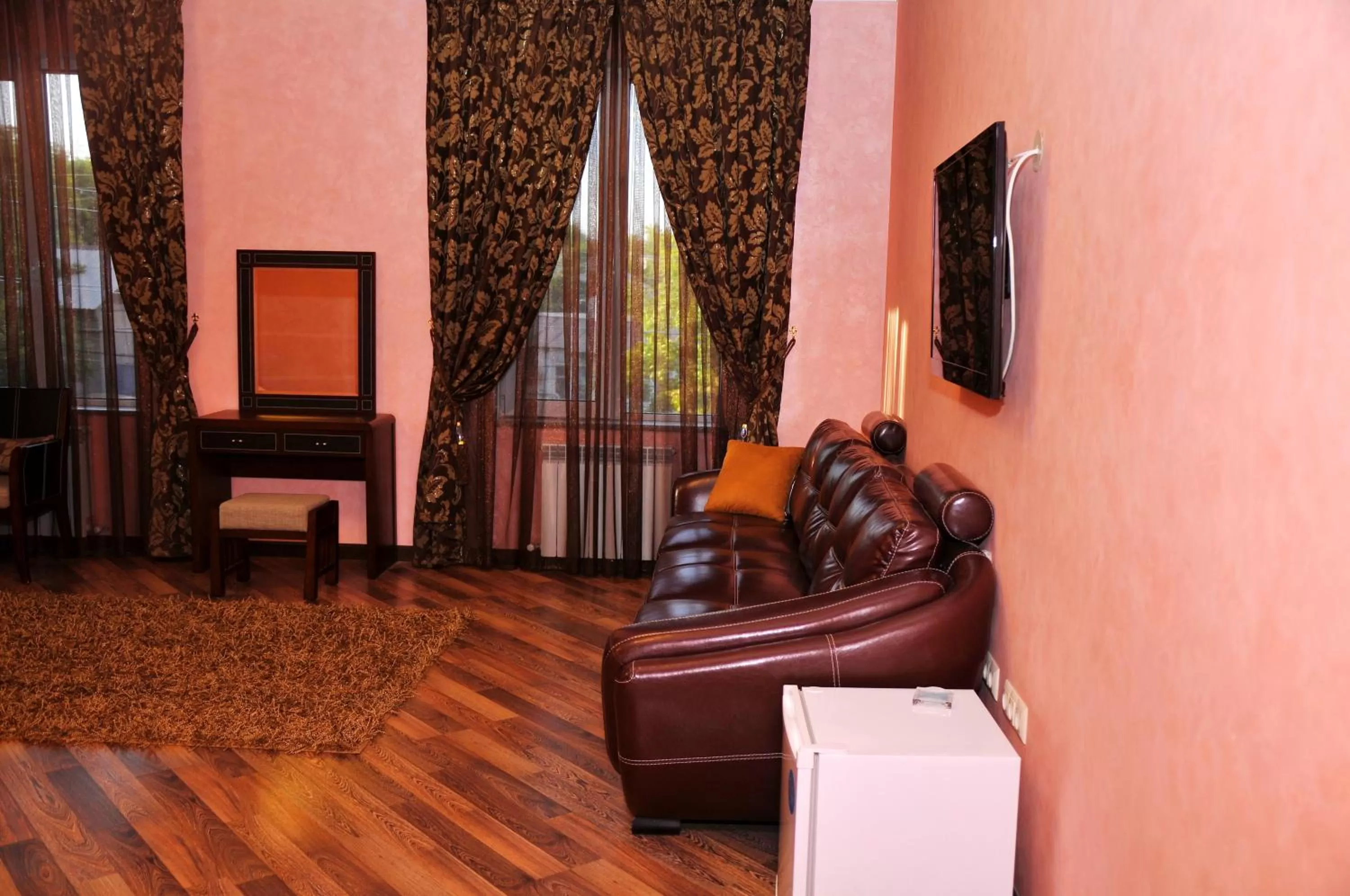 Photo of the whole room, Seating Area in Totem Hotel