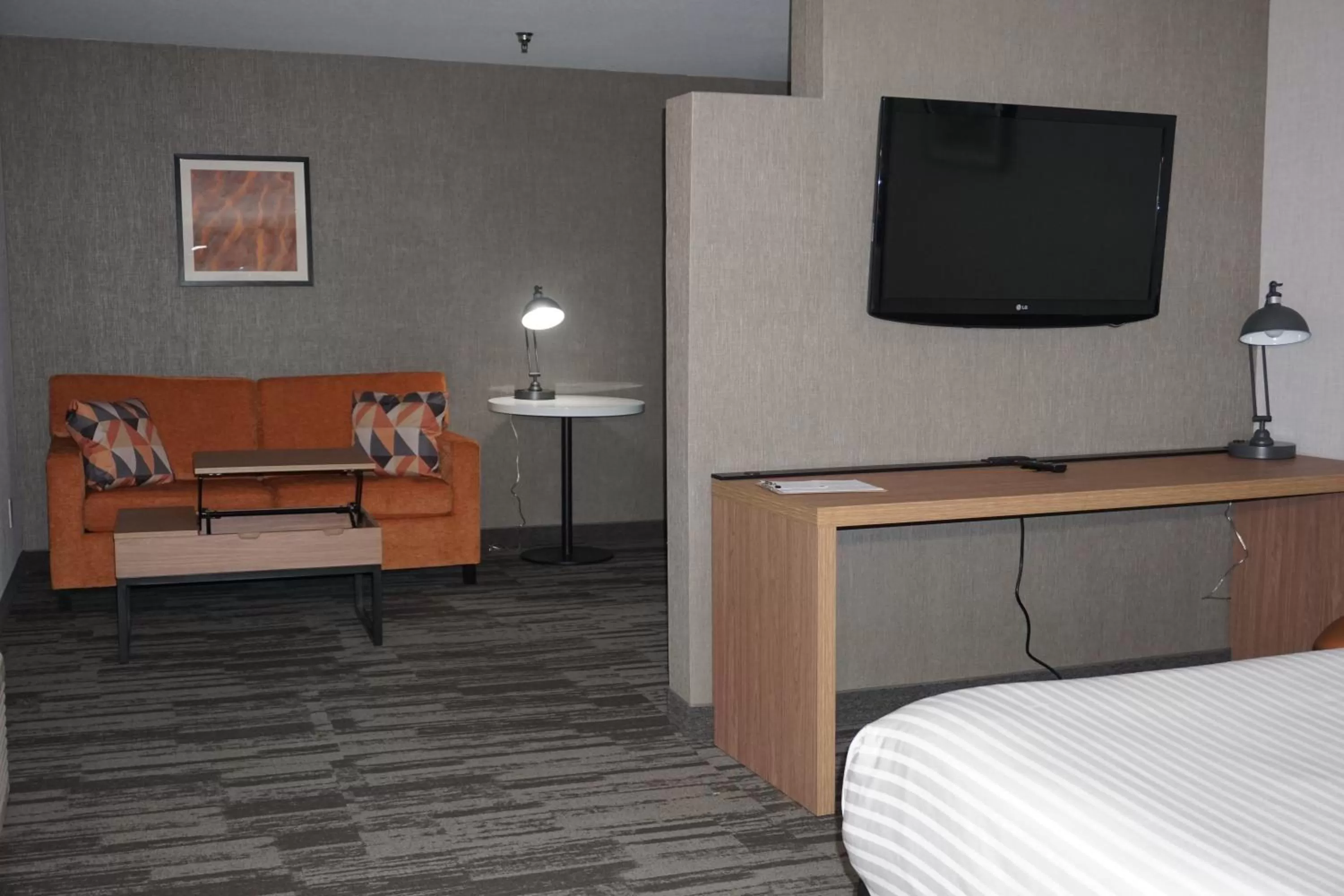 TV and multimedia, TV/Entertainment Center in Modesto Hotel - Gateway to Yosemite