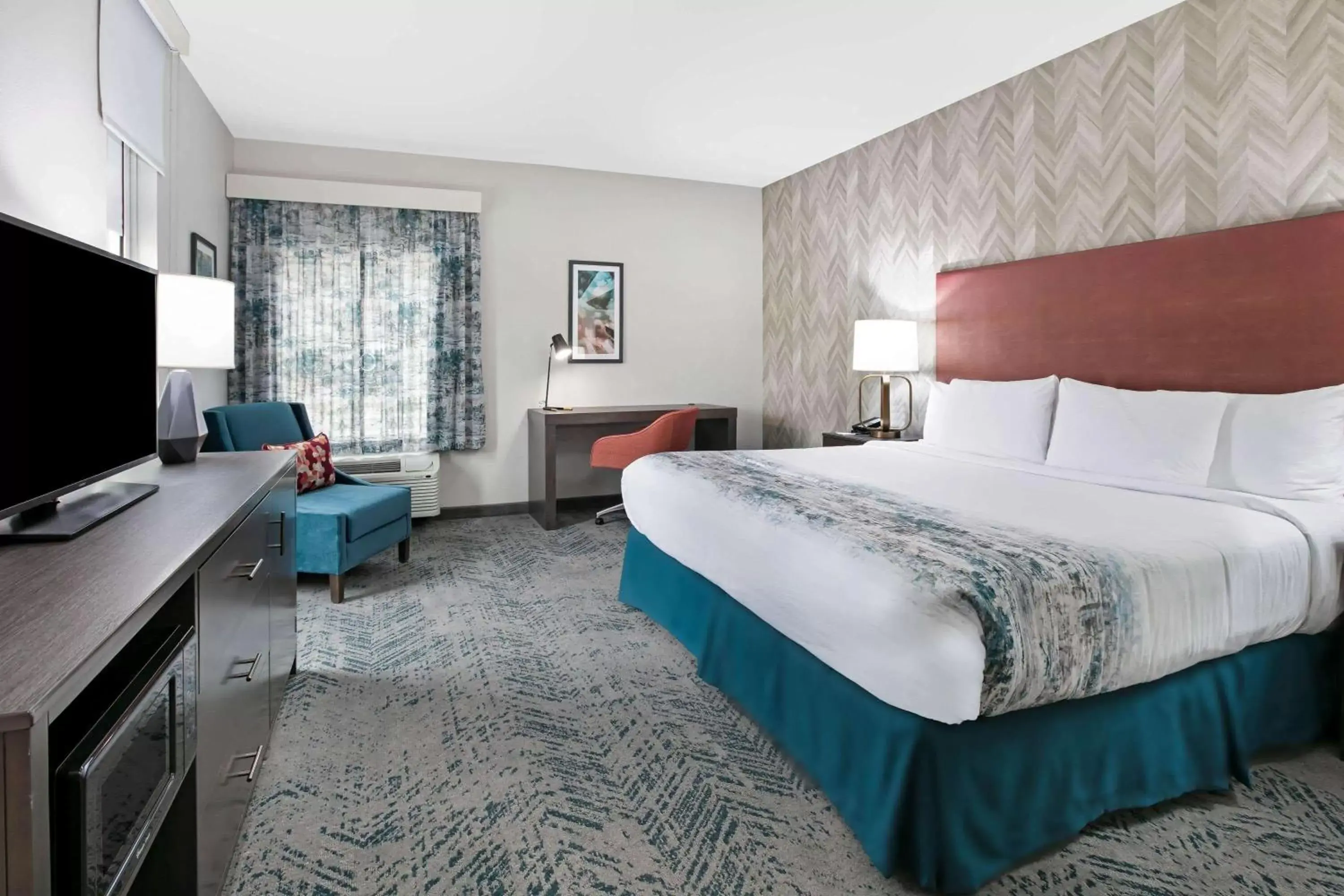 King Room with Roll-In Shower - Mobility/Hearing Accessible - Non-Smoking in La Quinta Inn & Suites DFW West-Glade-Parks King Room with Roll-In Shower - Mobility/Hearing Accessible - Non-Smoking in La Quinta Inn & Suites DFW West-Glade-Parks