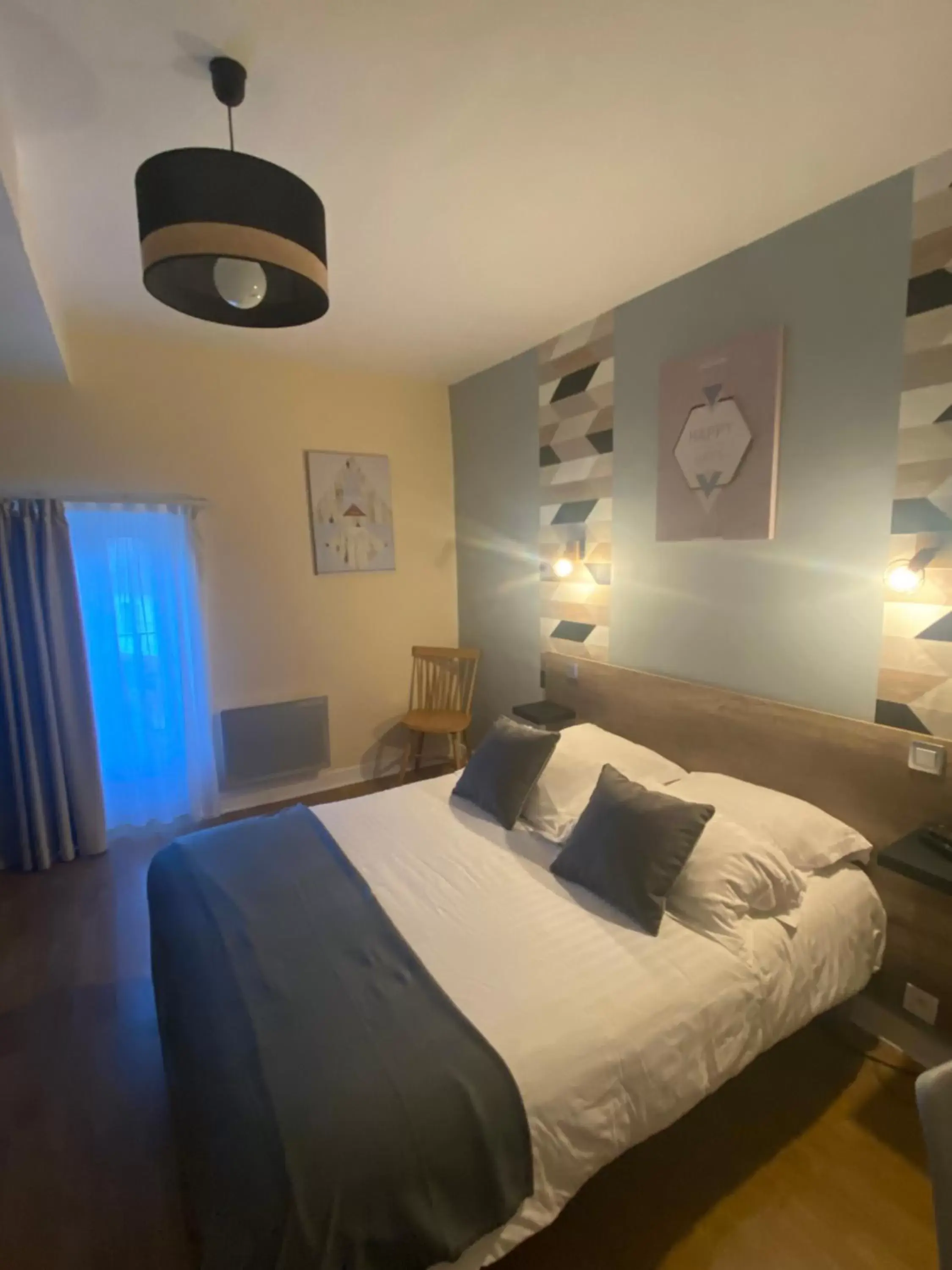 Double Room in Logis Hôtel Le Cygne Double Room in Logis Hôtel Le Cygne