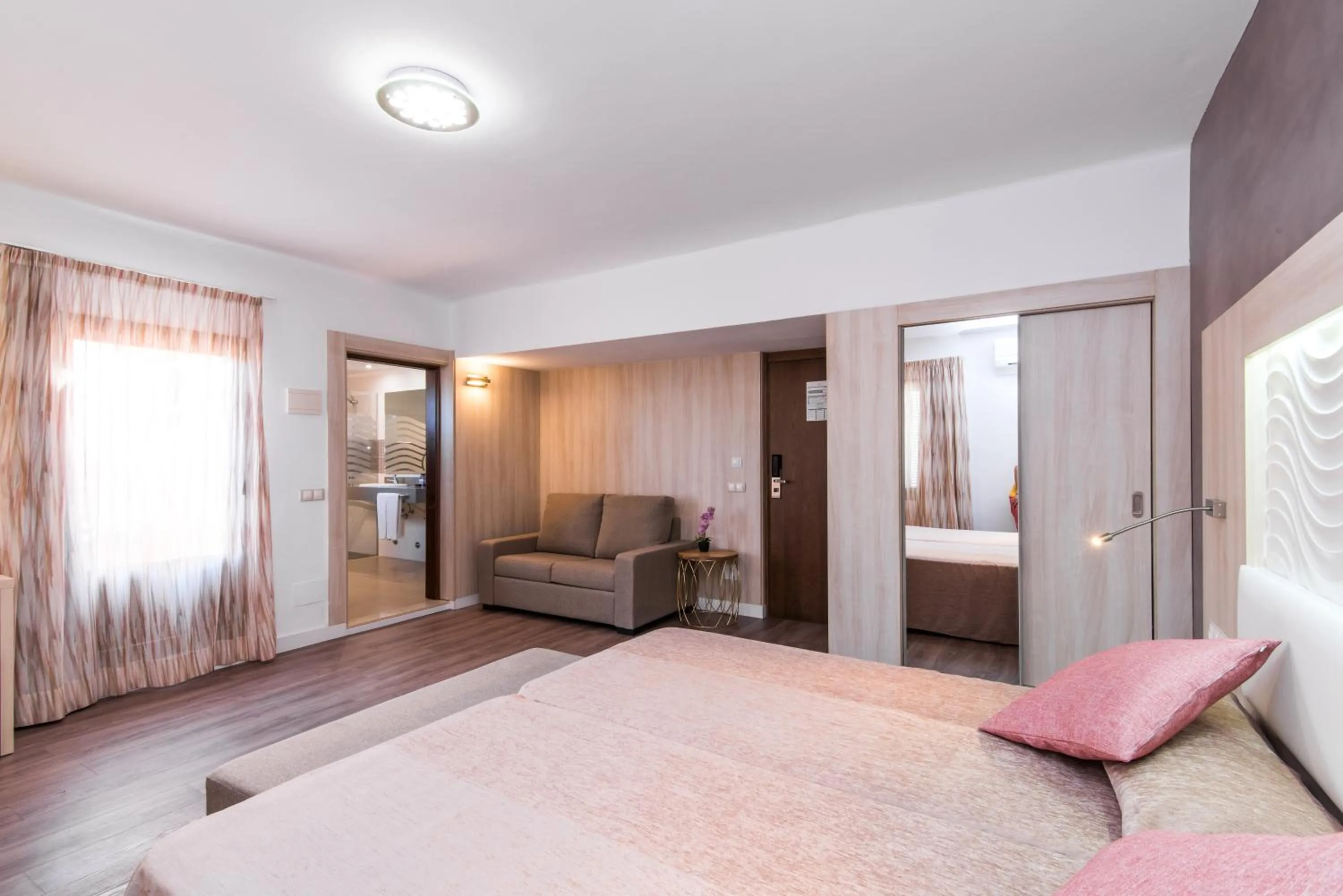 Living room, Bed in Hotel Baviera