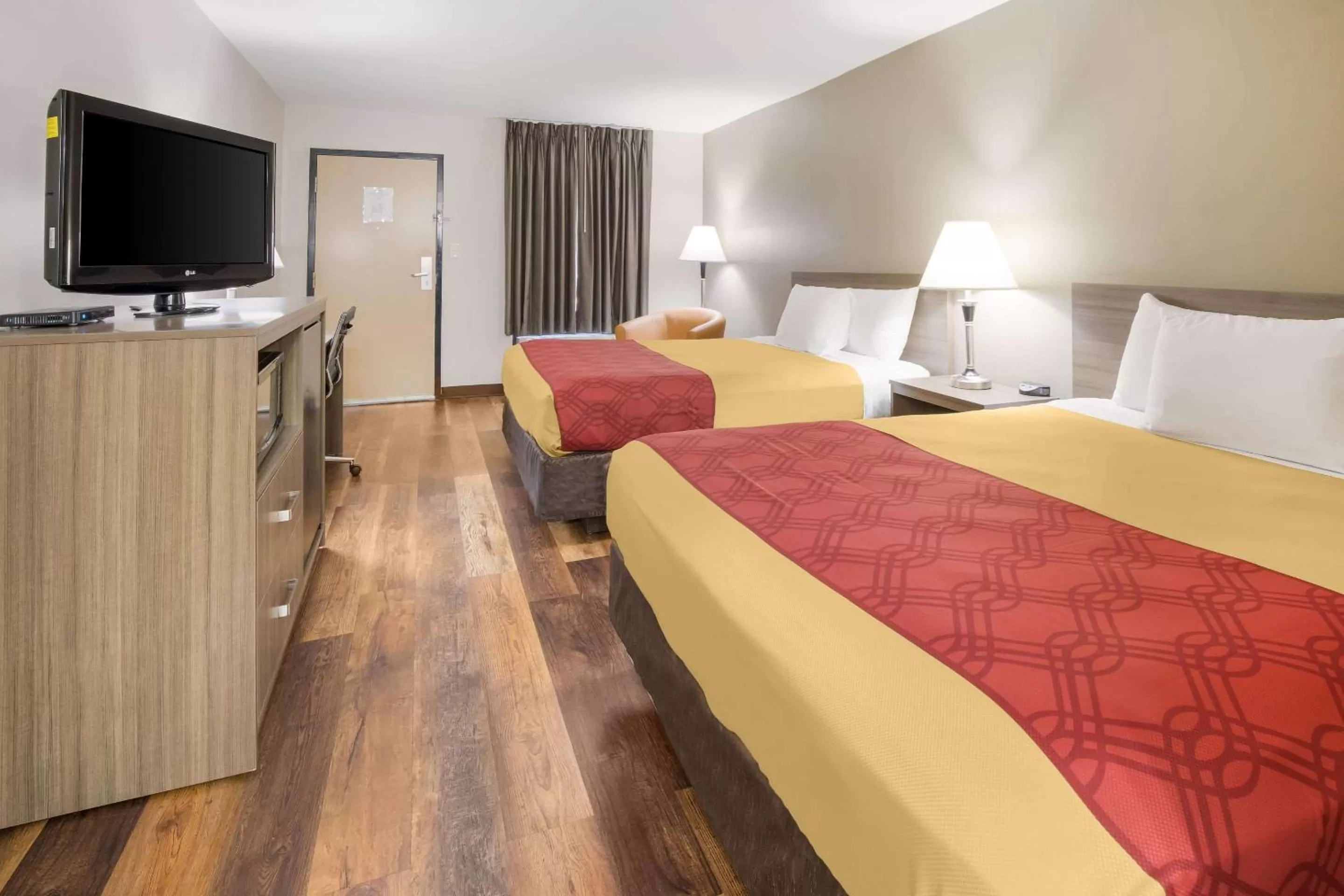 Photo of the whole room, Bed in Econo Lodge Hendersonville