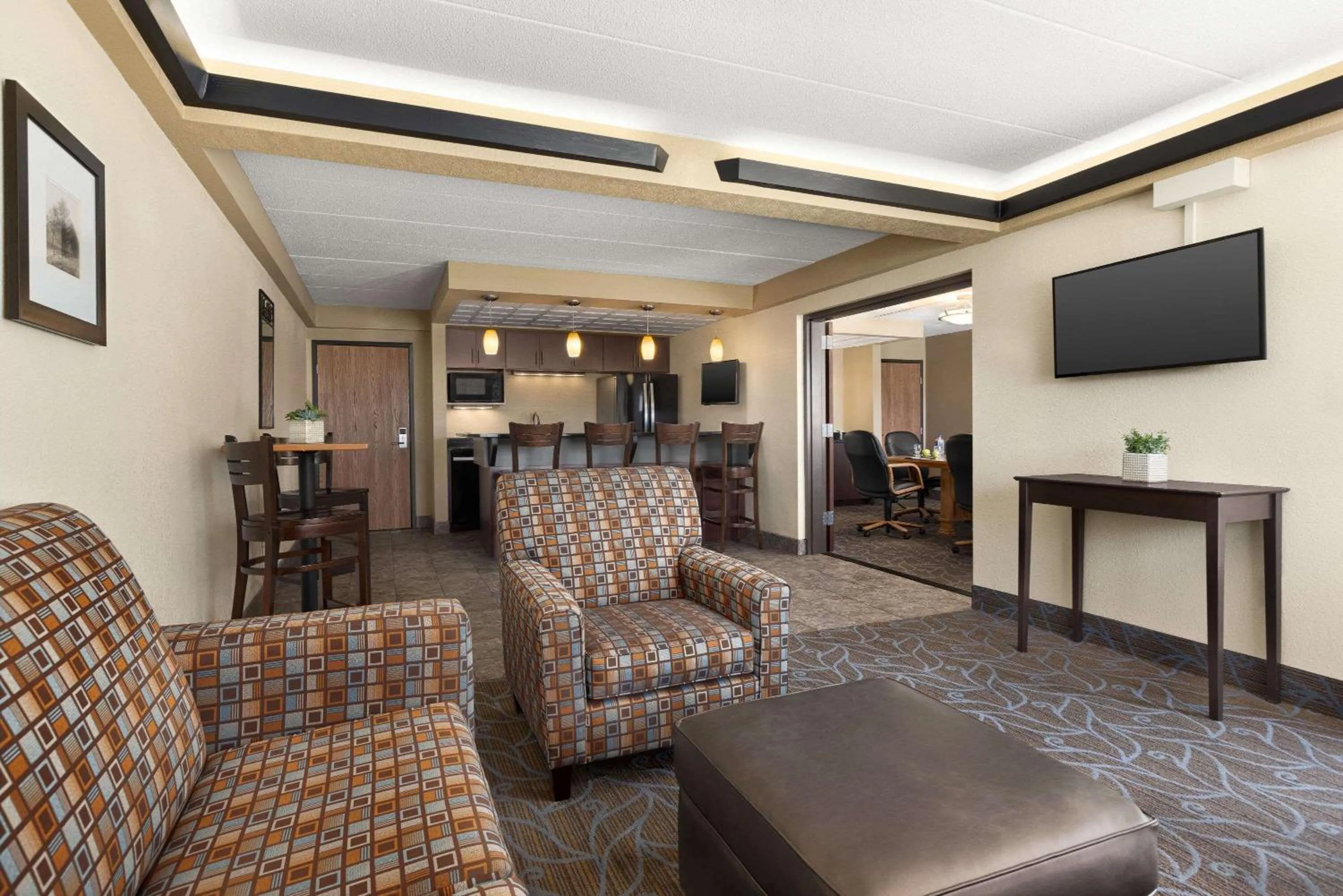 Lounge or bar in Baymont by Wyndham Owatonna