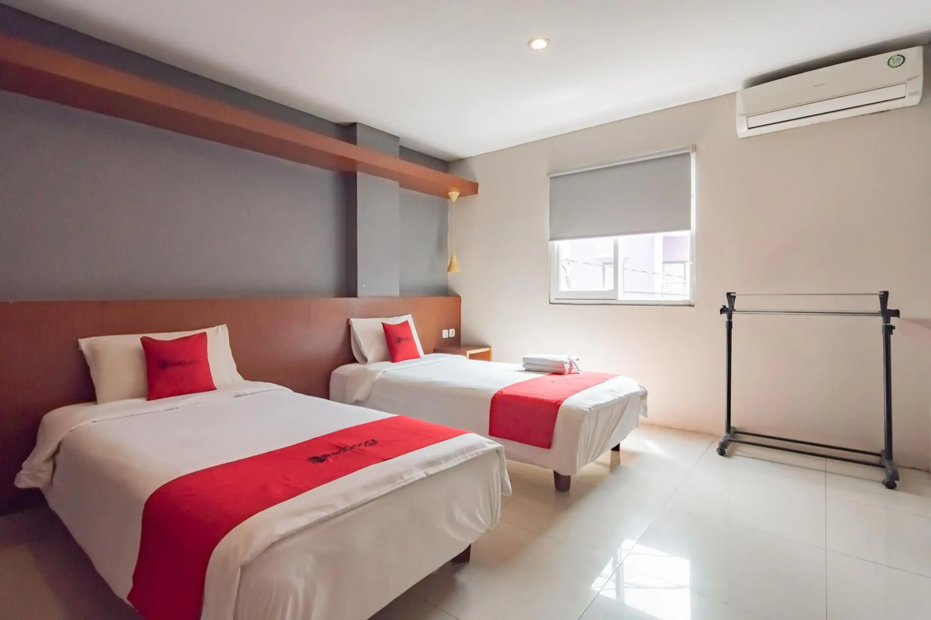 Deluxe Twin Room in RedDoorz Plus @ Dago Pojok 3 Deluxe Twin Room in RedDoorz Plus @ Dago Pojok 3