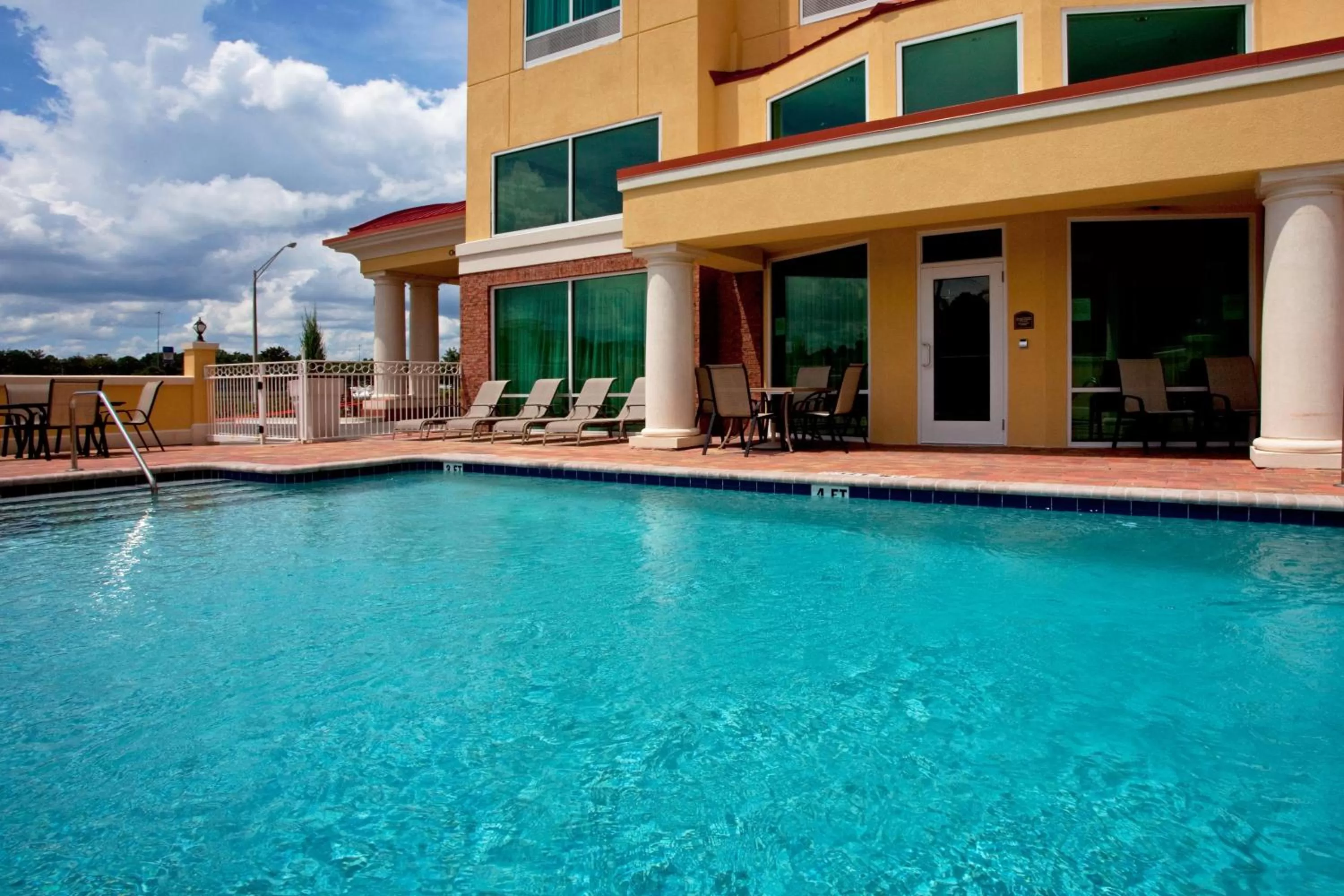 Swimming pool in Holiday Inn Express Hotel & Suites Chaffee - Jacksonville West by IHG