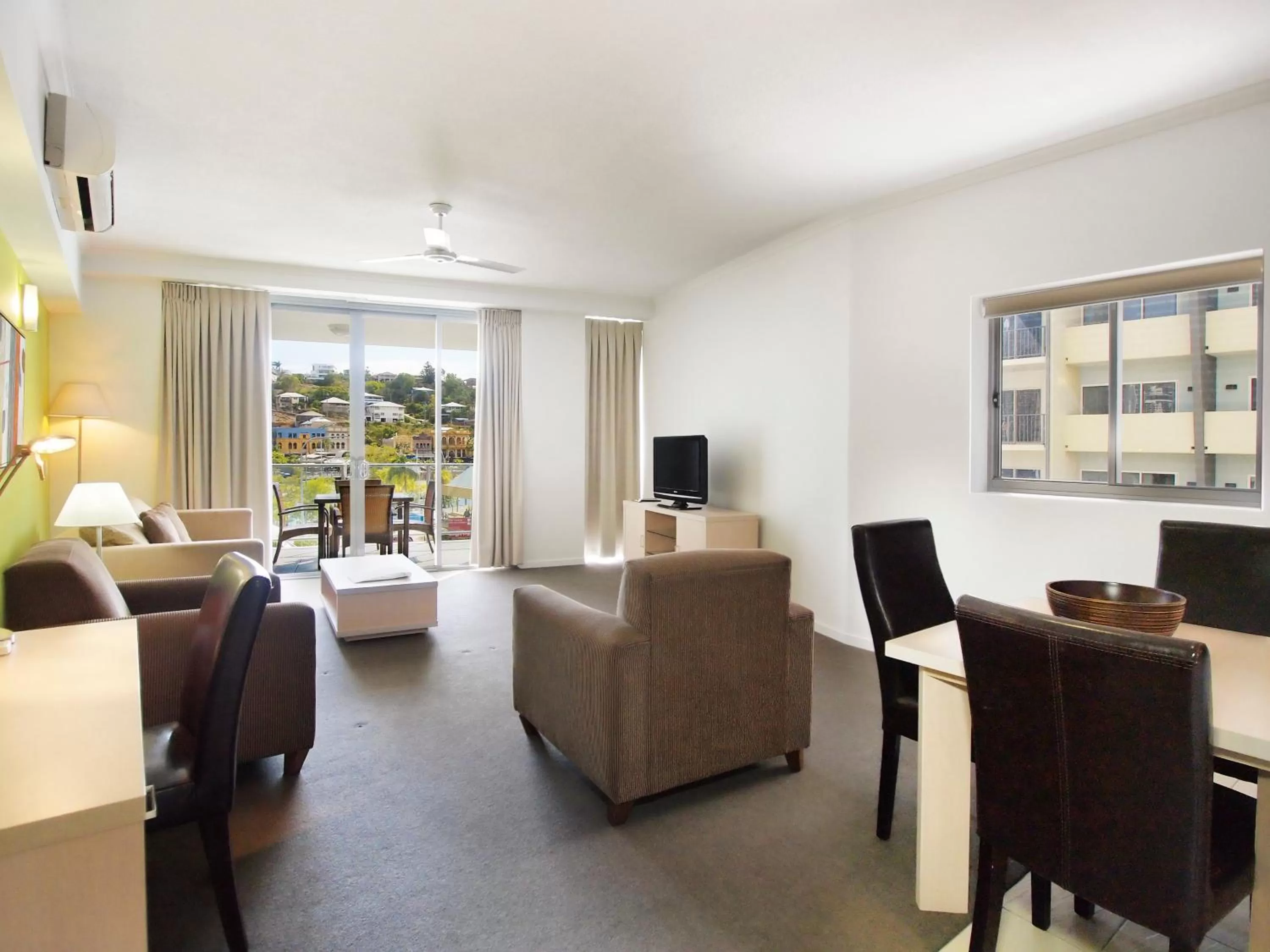 TV and multimedia in Oaks Townsville Gateway Suites