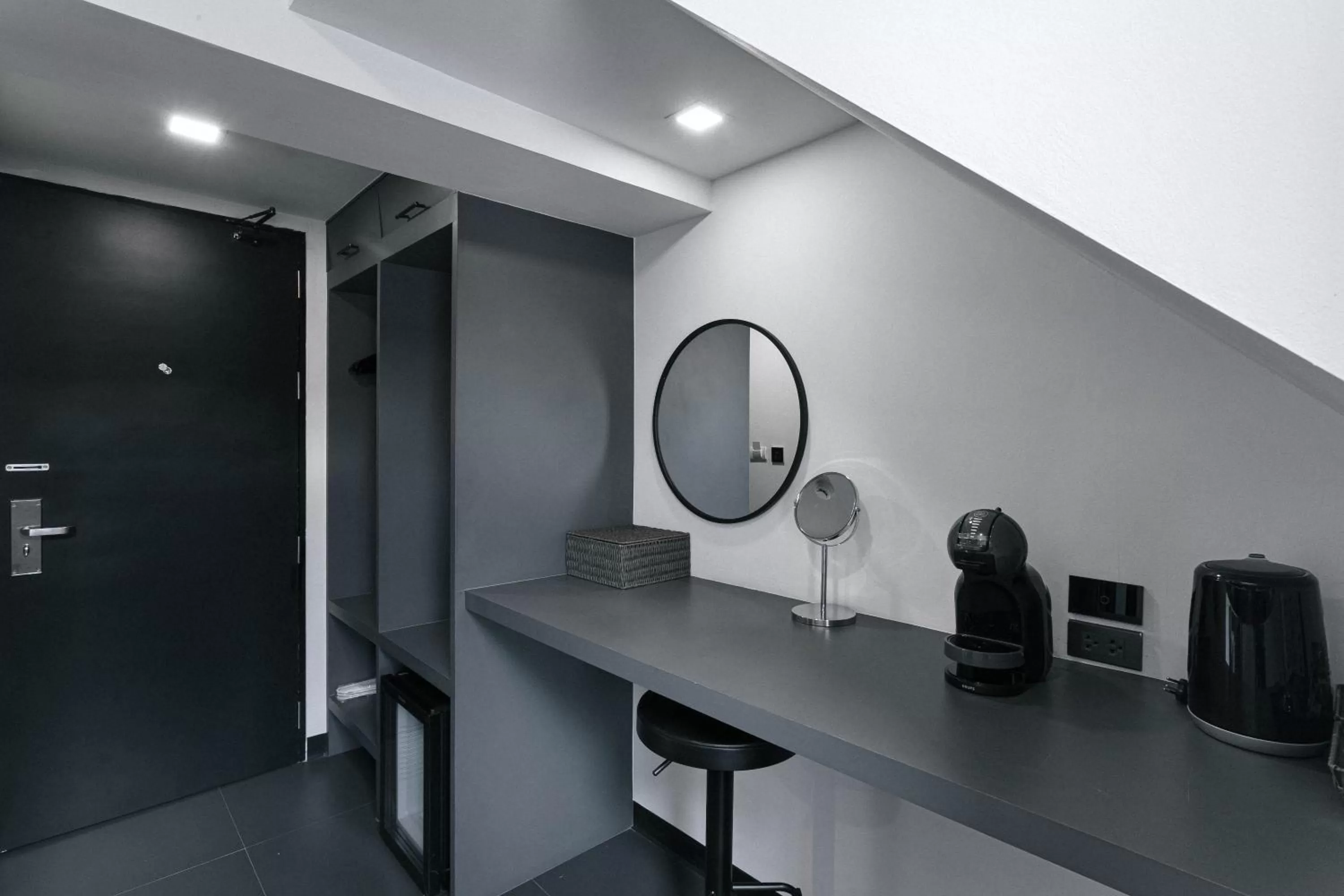 Coffee/tea facilities in CREW Hotel