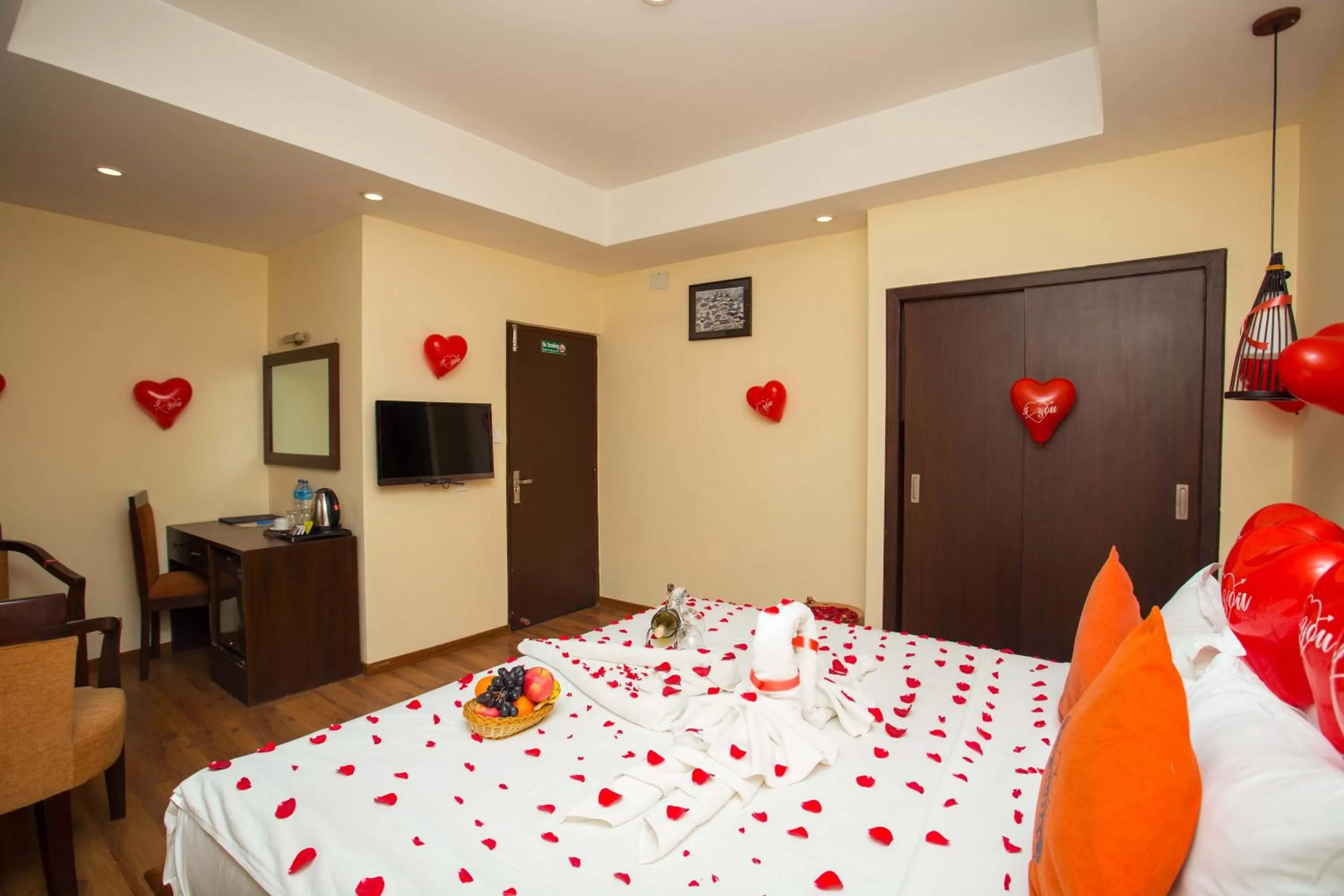 Photo of the whole room, Bed in Hotel Jay Suites