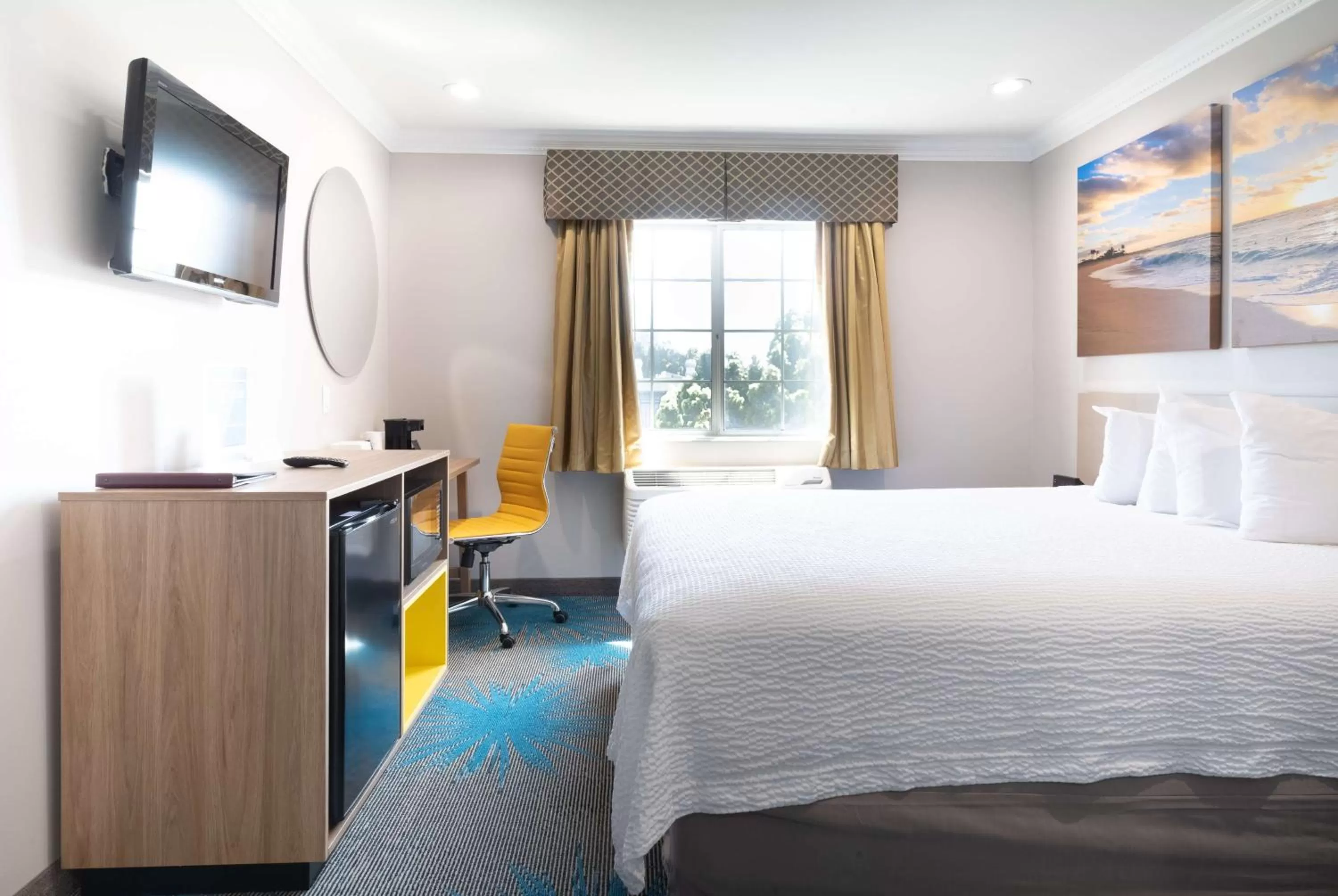 Bedroom, Bed in Days Inn by Wyndham Santa Monica