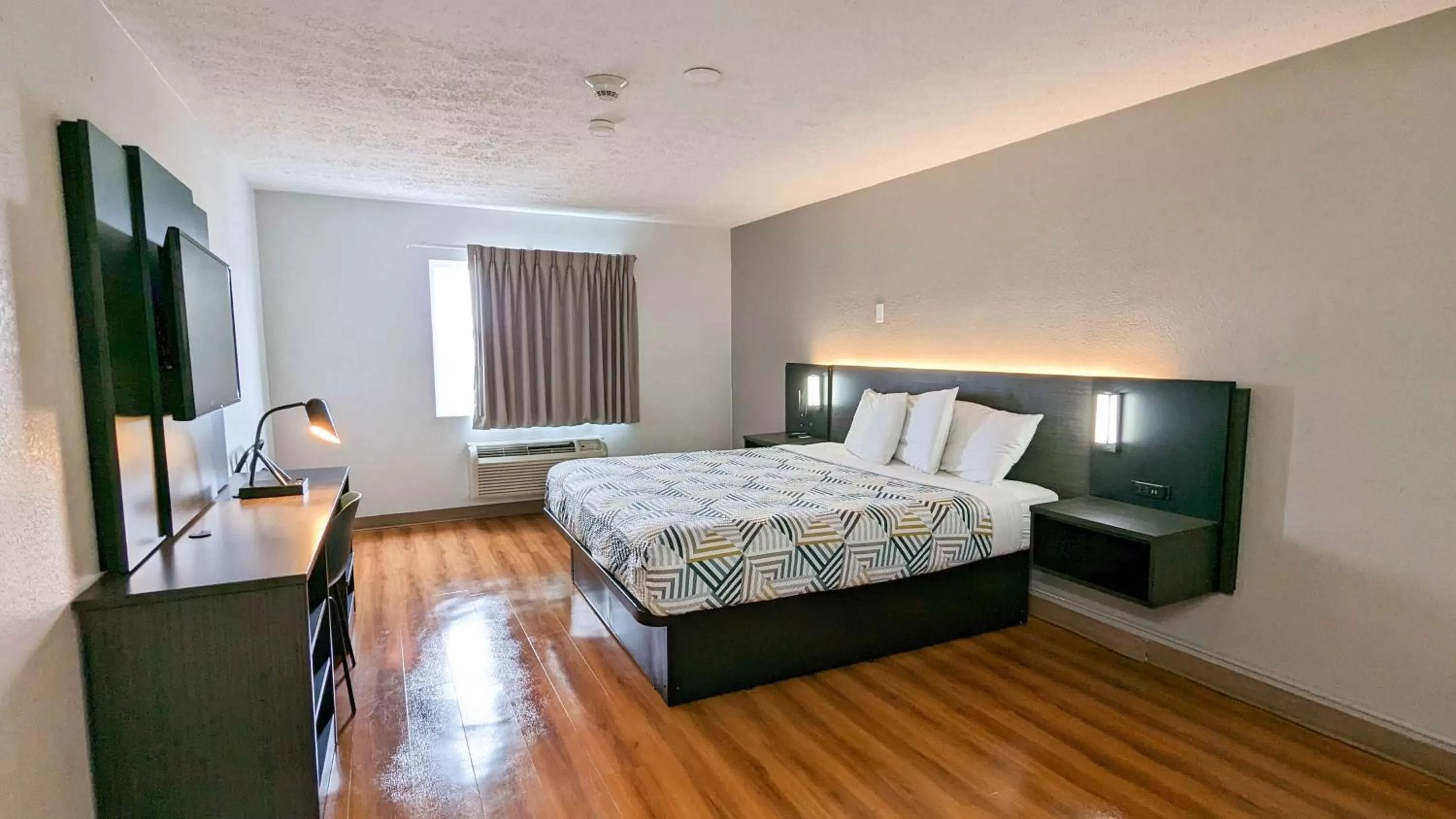 Bedroom, Bed in Motel 6-Framingham, MA - Boston West