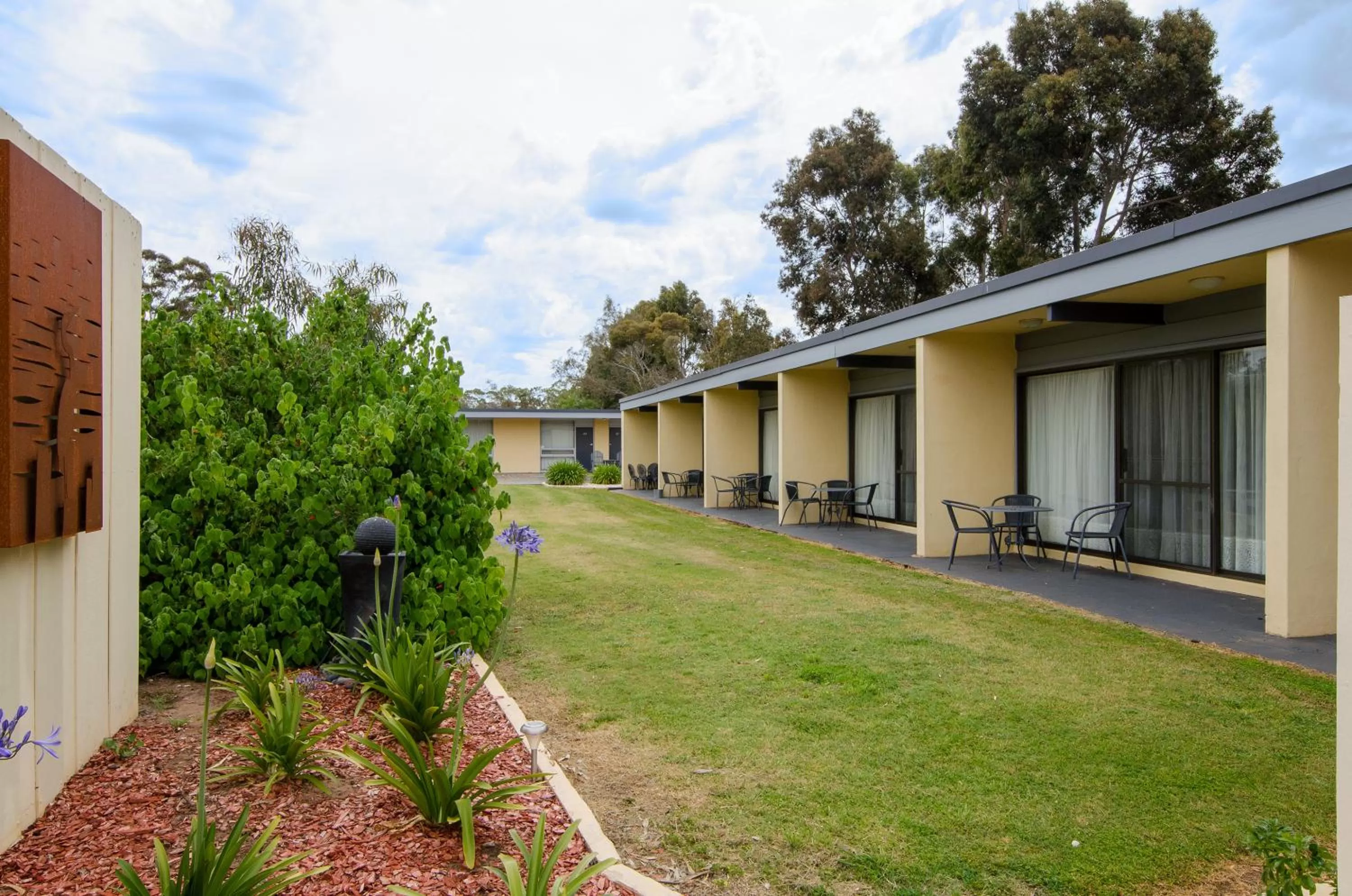 Facade/entrance in William Macintosh Motor Lodge