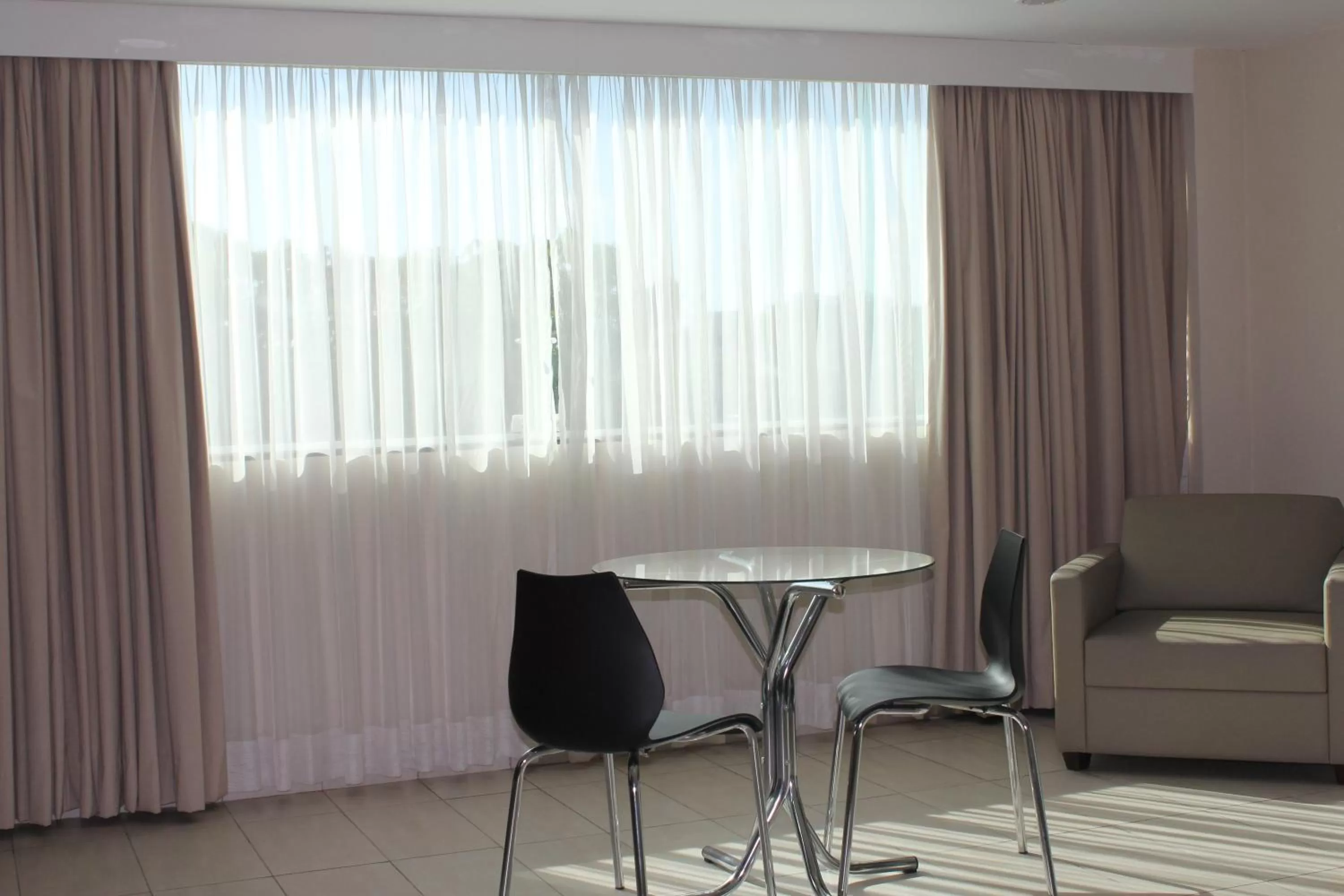 Coffee/tea facilities, Seating Area in Resende Inn