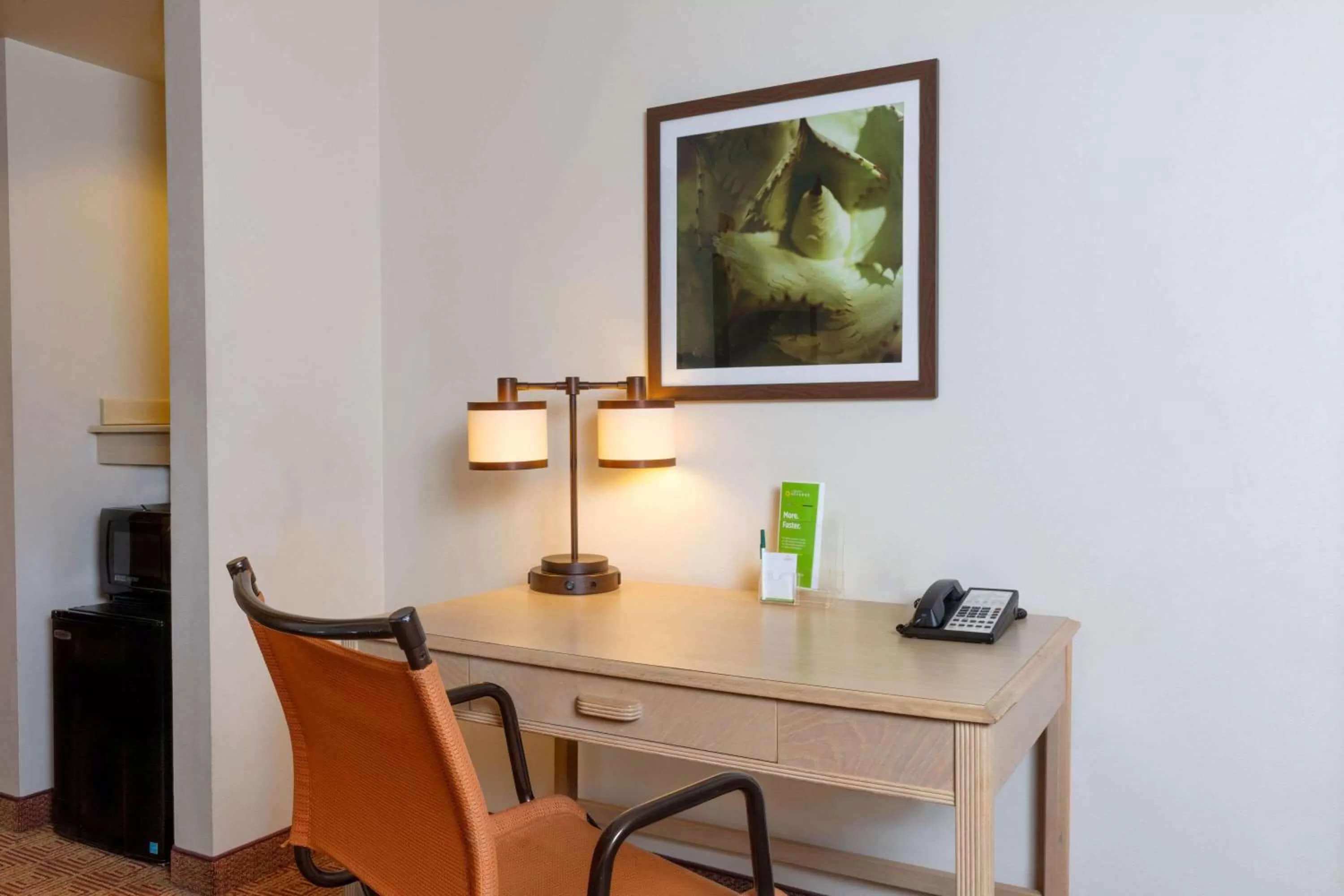 Photo of the whole room in La Quinta by Wyndham Garden City