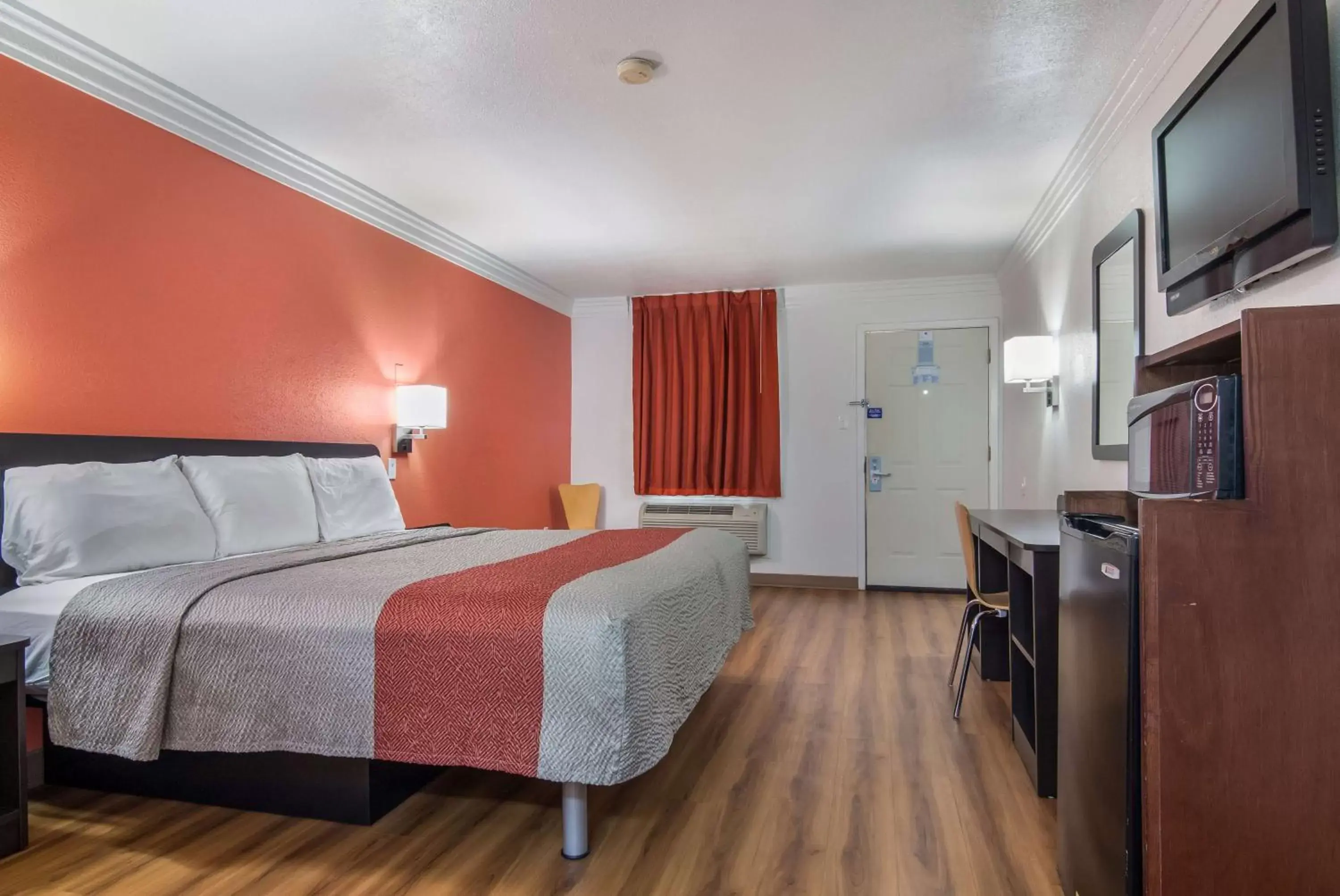 King Room - Disability Access - Non-Smoking in Motel 6-Marshall, TX King Room - Disability Access - Non-Smoking in Motel 6-Marshall, TX