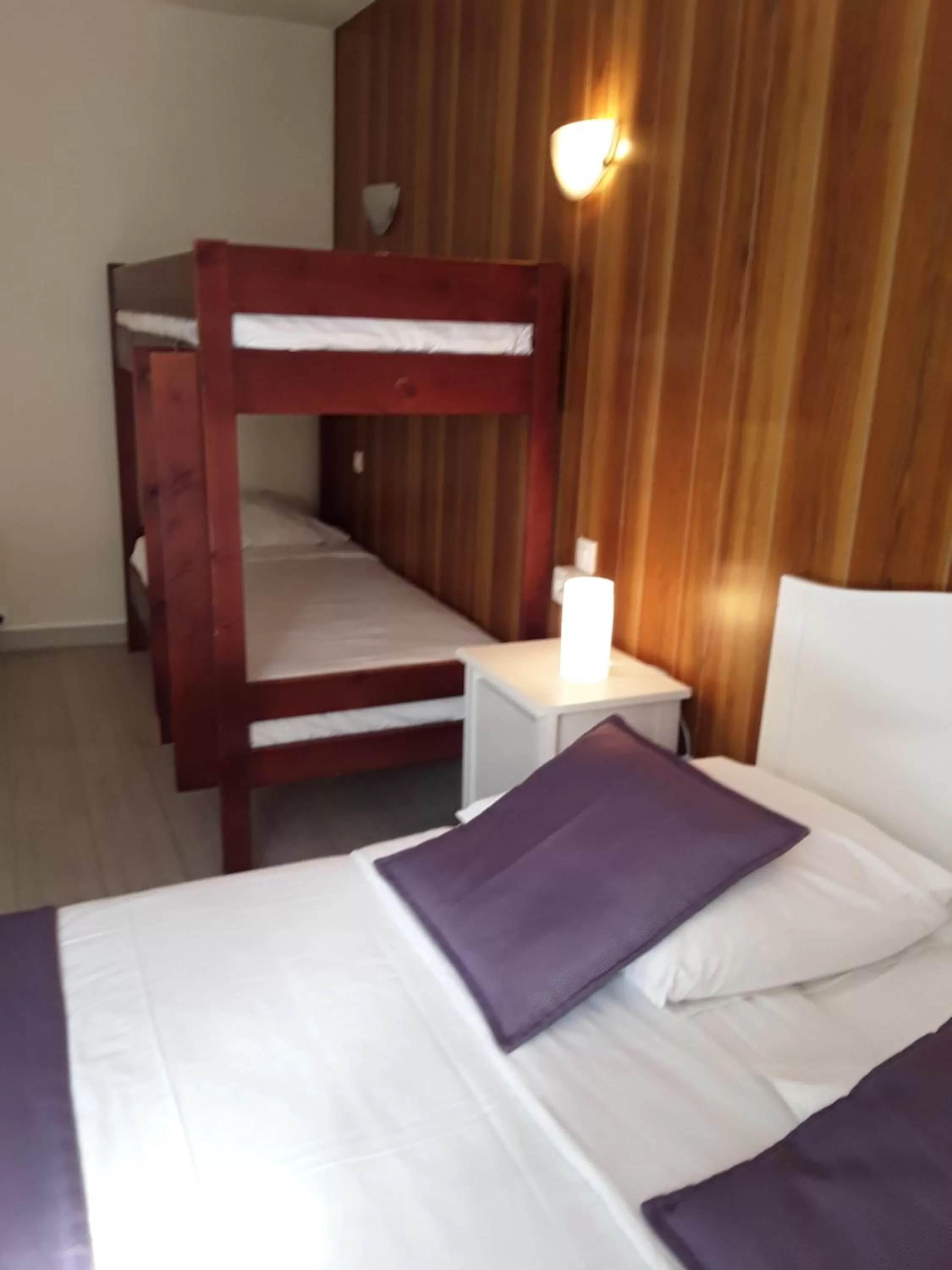 bunk bed, Bed in Hôtel du Midi