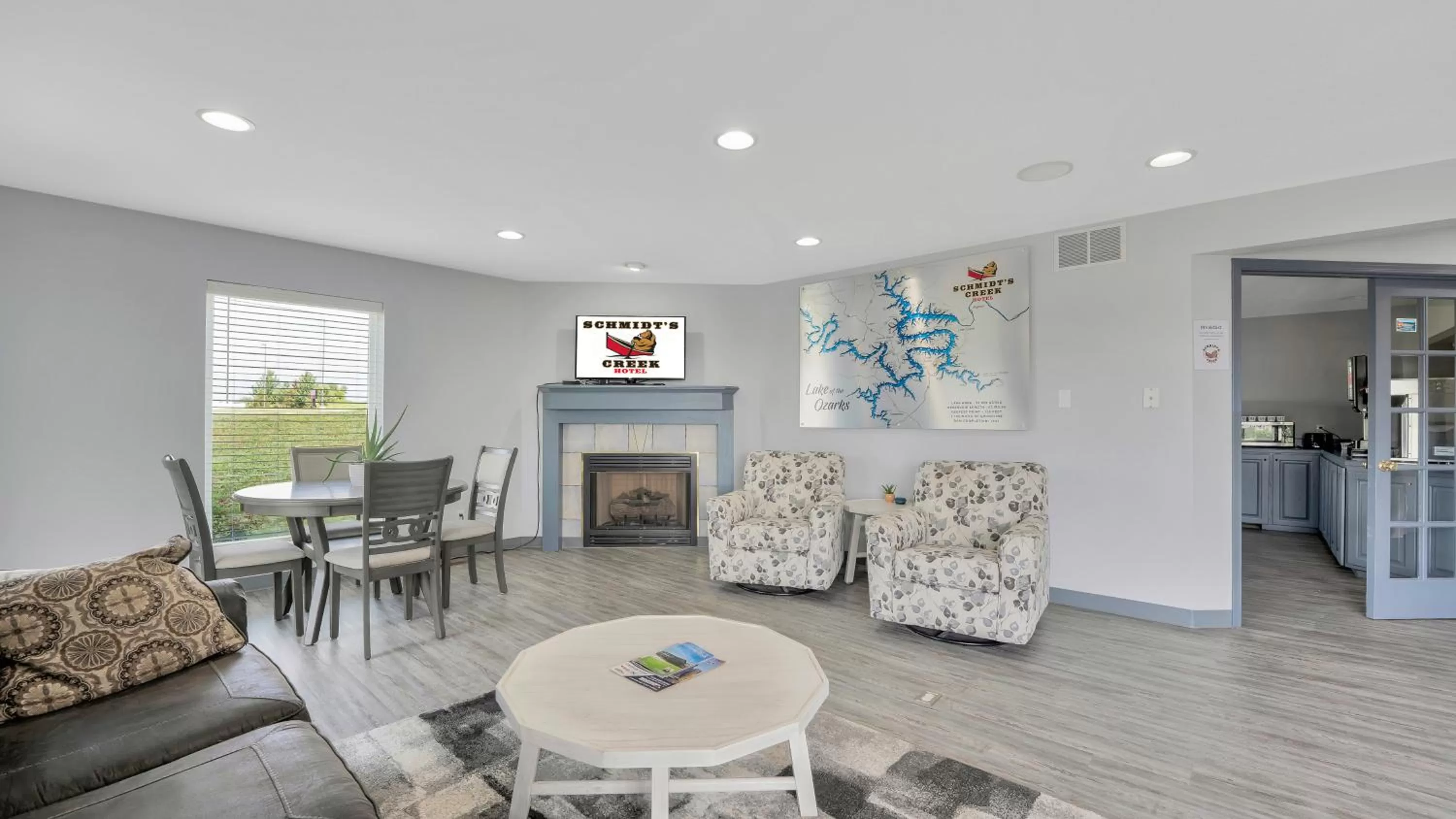 Lobby or reception in Schmidt's Creek Hotel