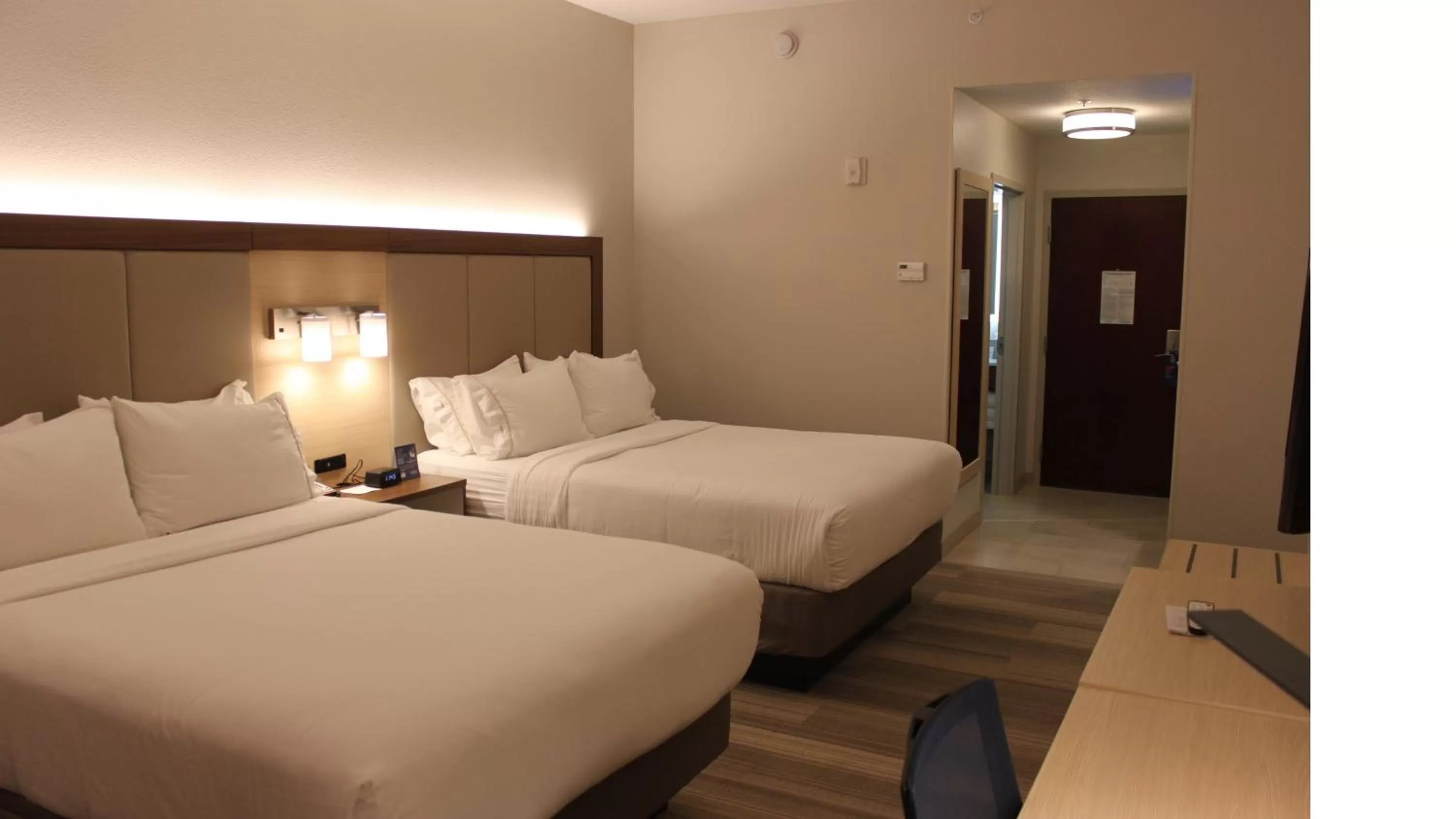 Photo of the whole room, Bed in Holiday Inn Express Orlando - South Davenport by IHG
