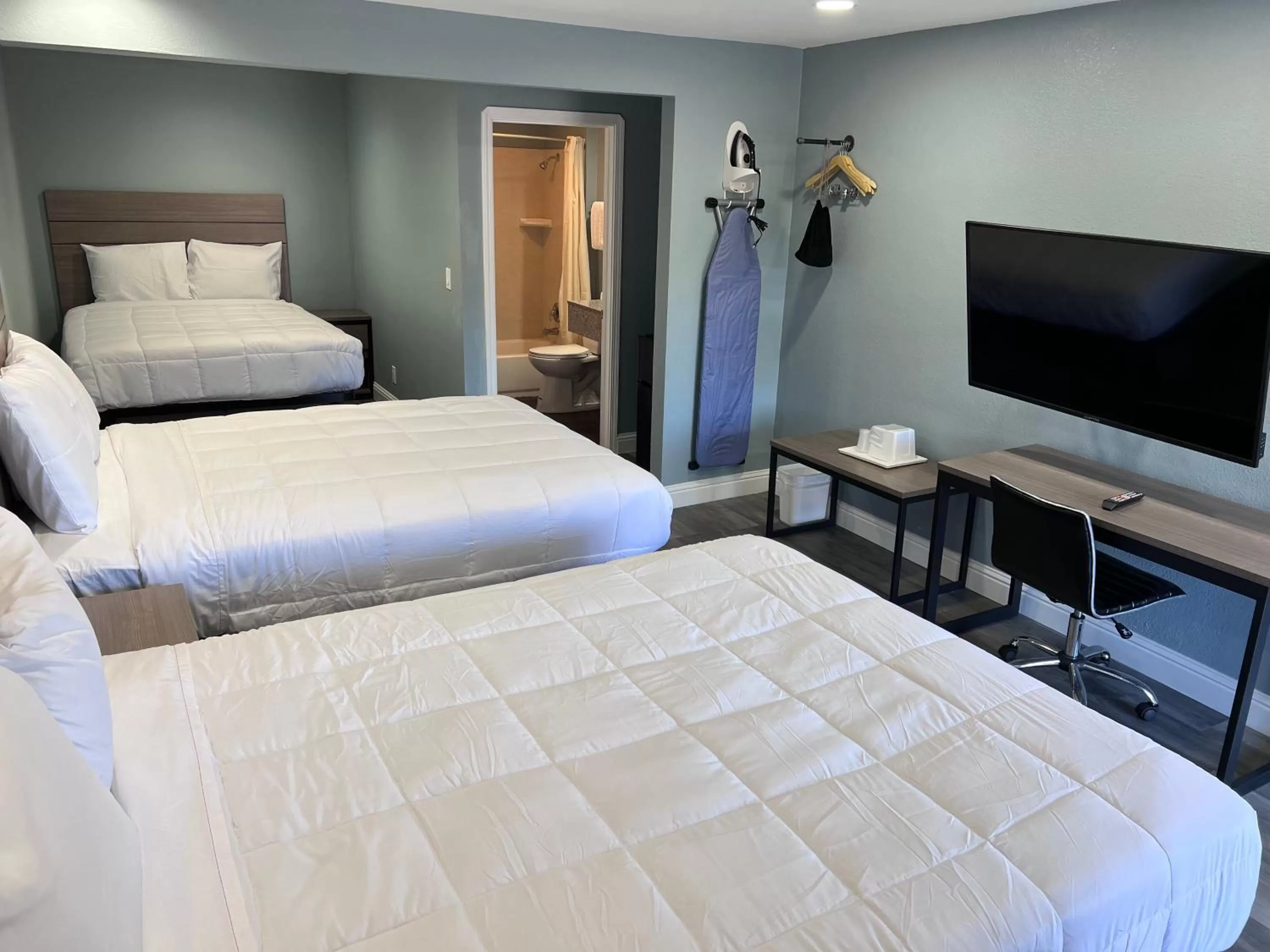 Bed in Surf City Inn & Suites