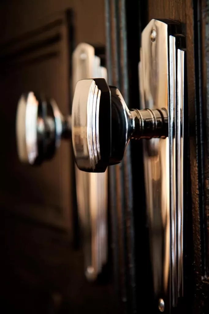 Decorative detail in Maison De Plumes