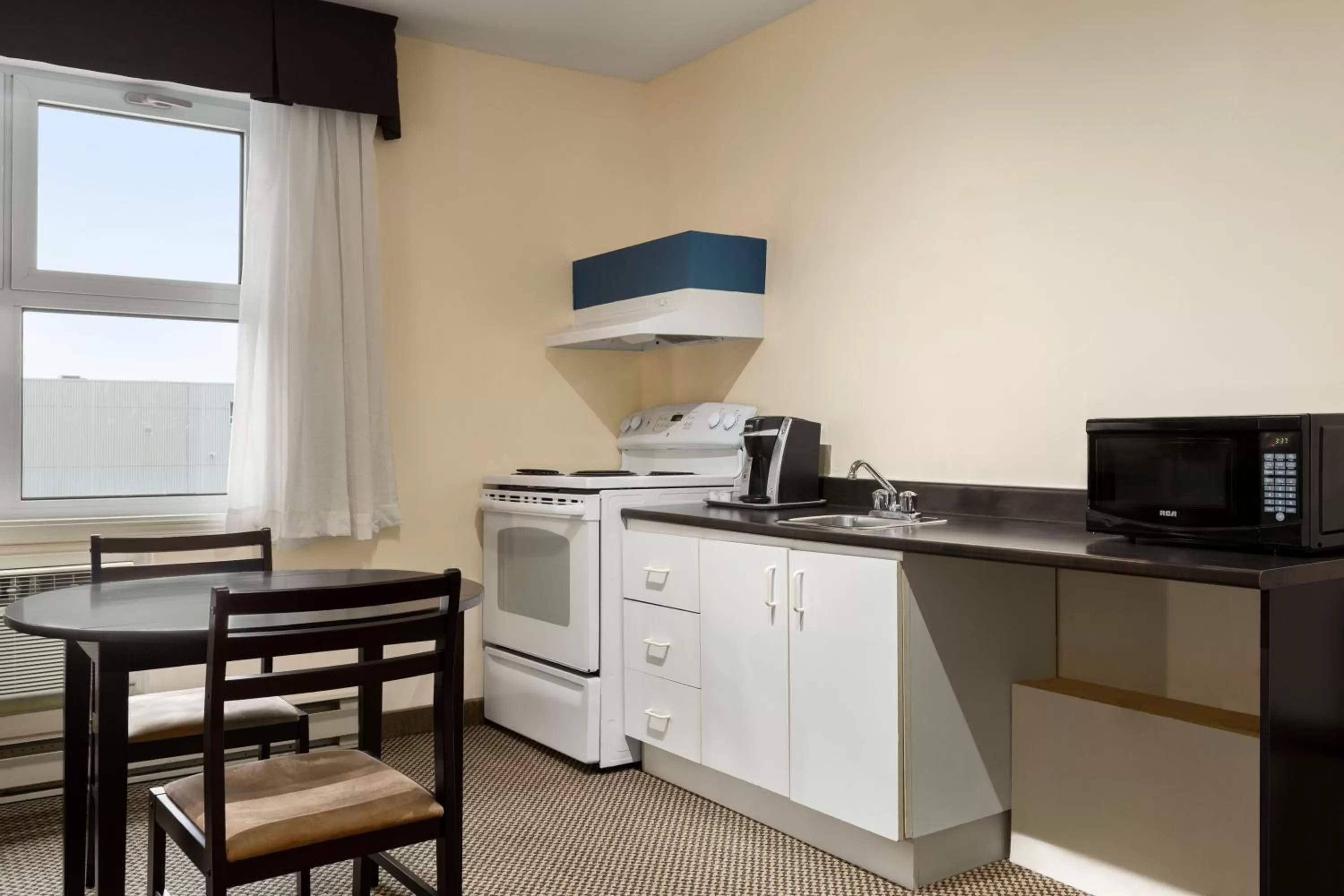 Kitchen or kitchenette in Days Inn by Wyndham Trois-Rivieres