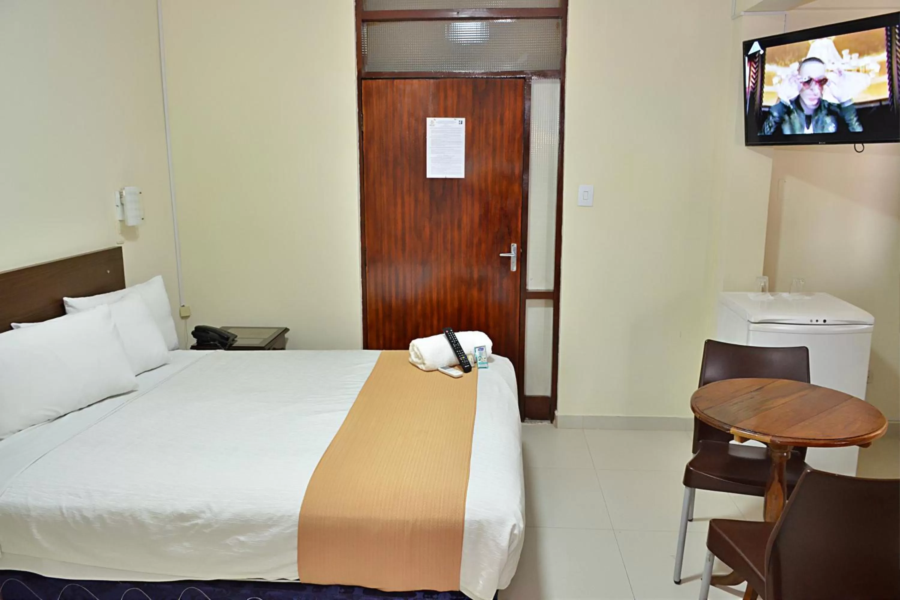 Bedroom, Bed in La Siesta Hotel