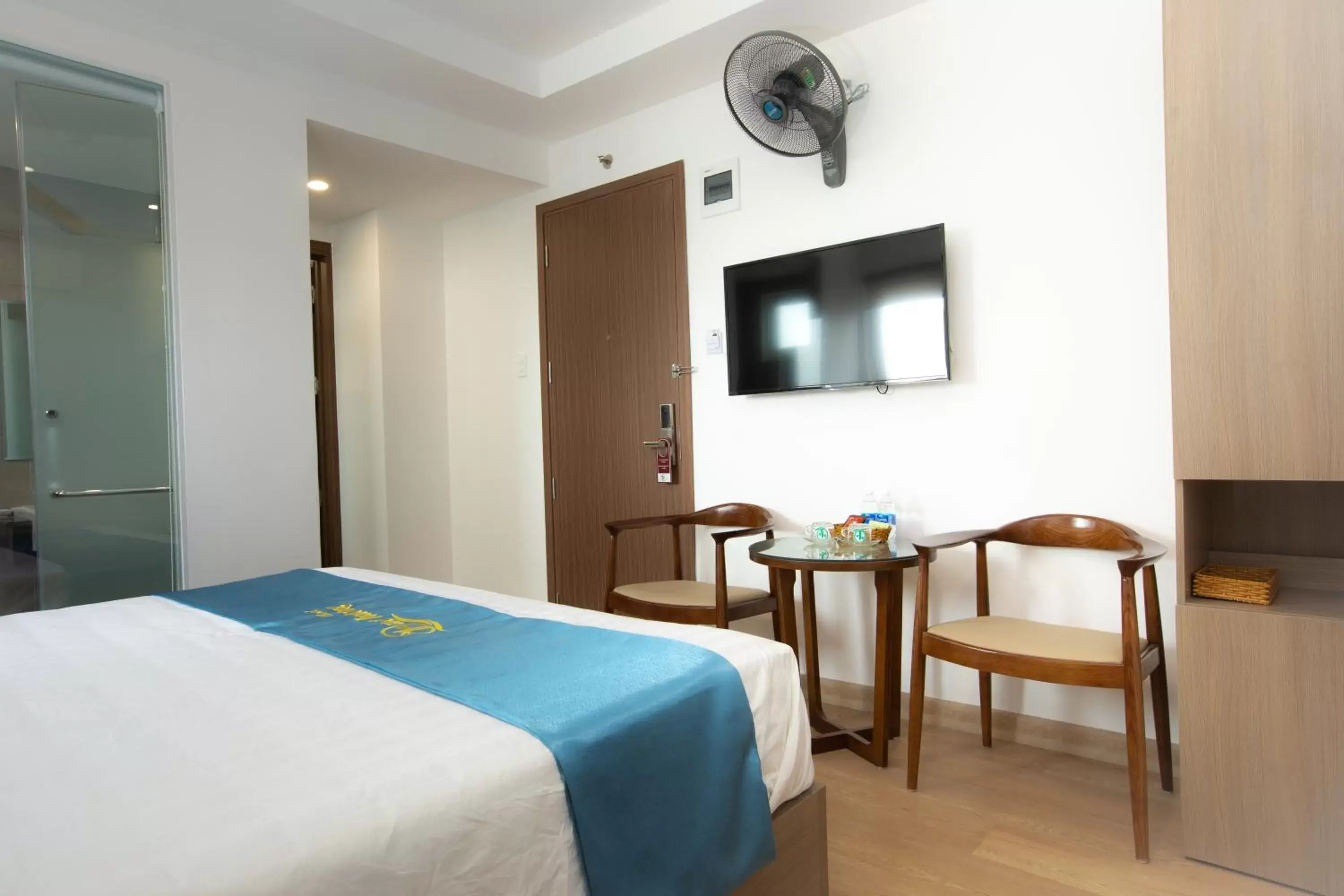 Deluxe Quadruple Room in QUE HUONG HOTEL Deluxe Quadruple Room in QUE HUONG HOTEL