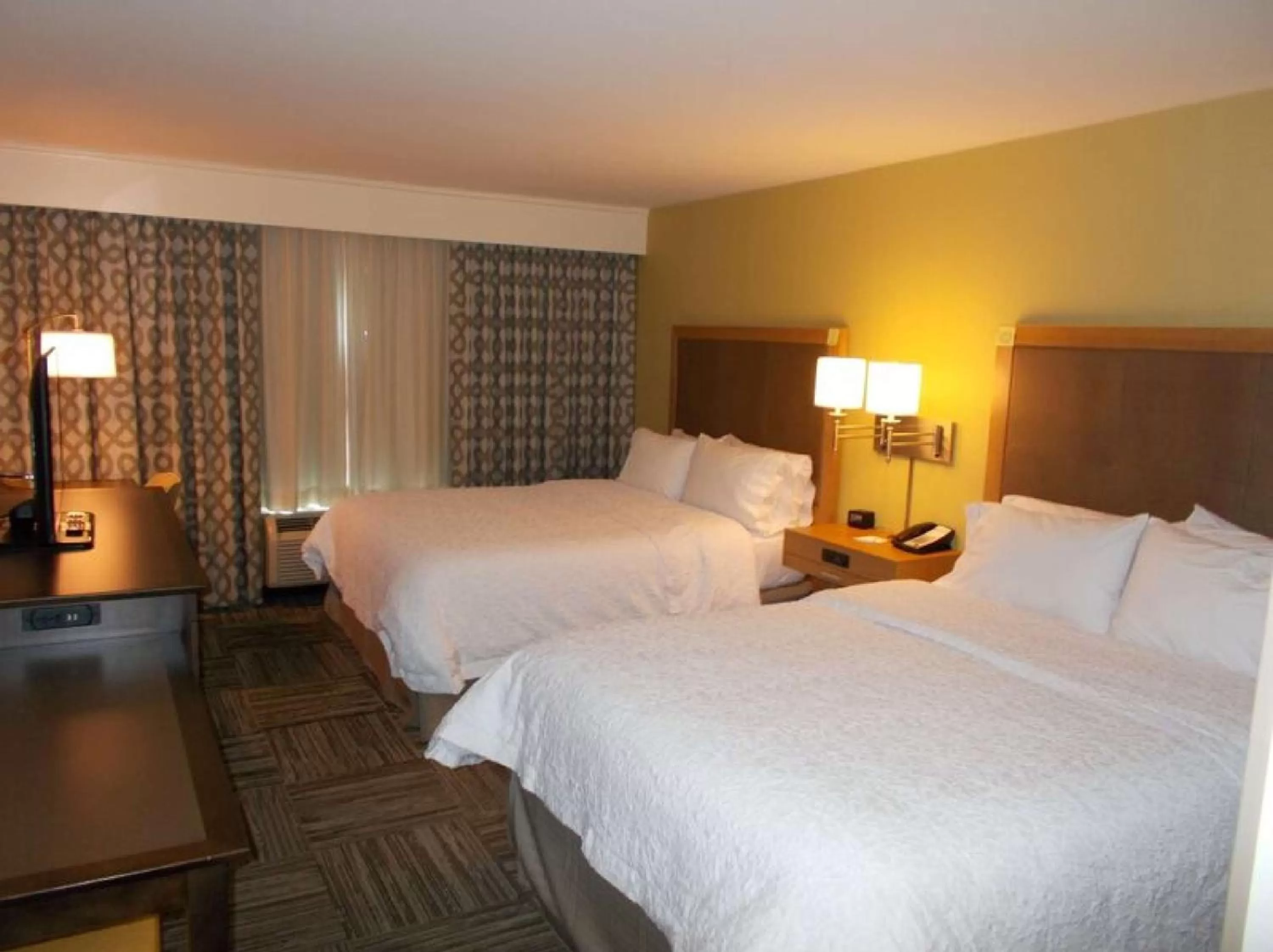 Bedroom, Bed in Hampton Inn Waynesboro