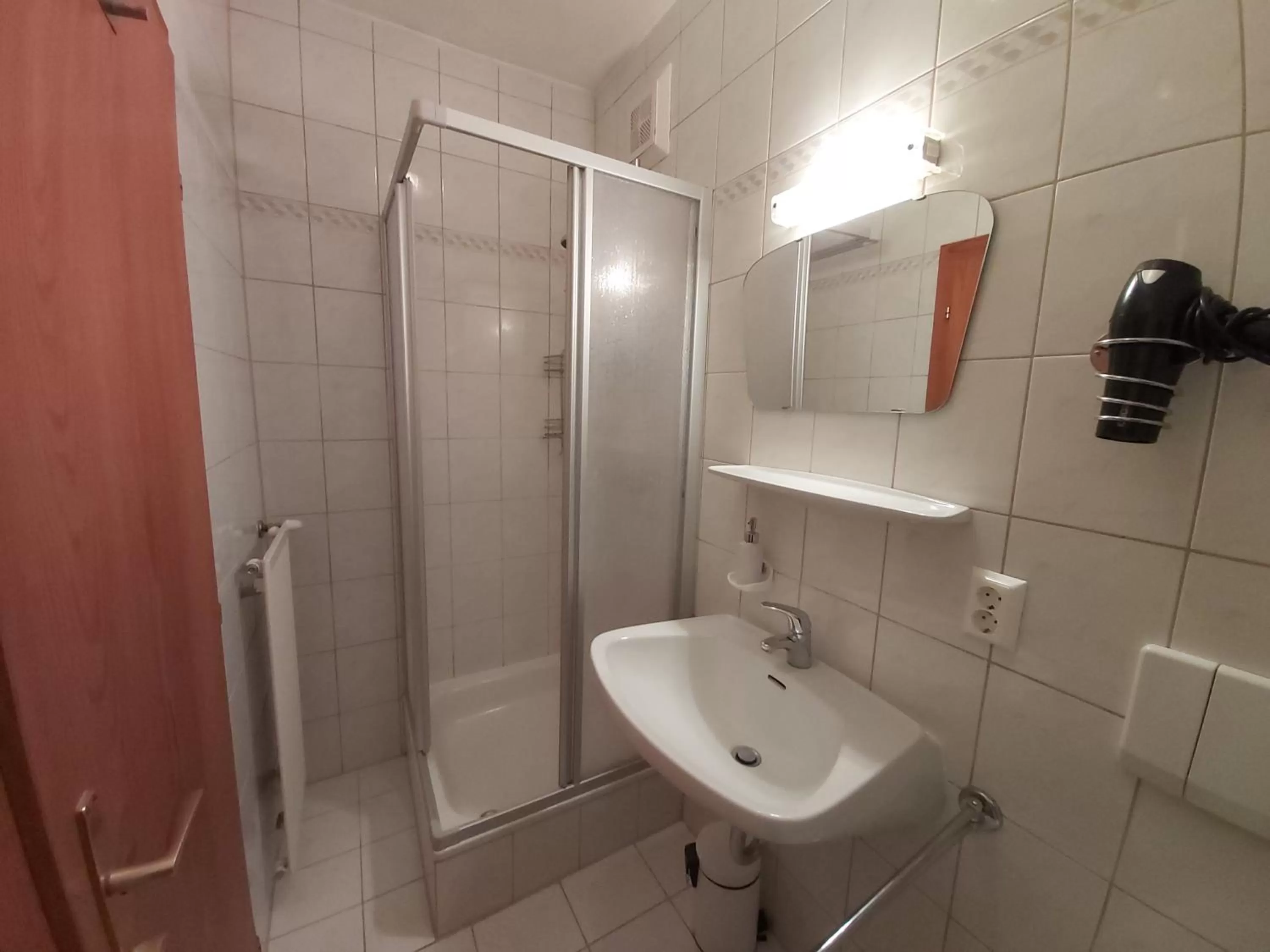 Shower in B&B Pension Karlsdorfer Hof