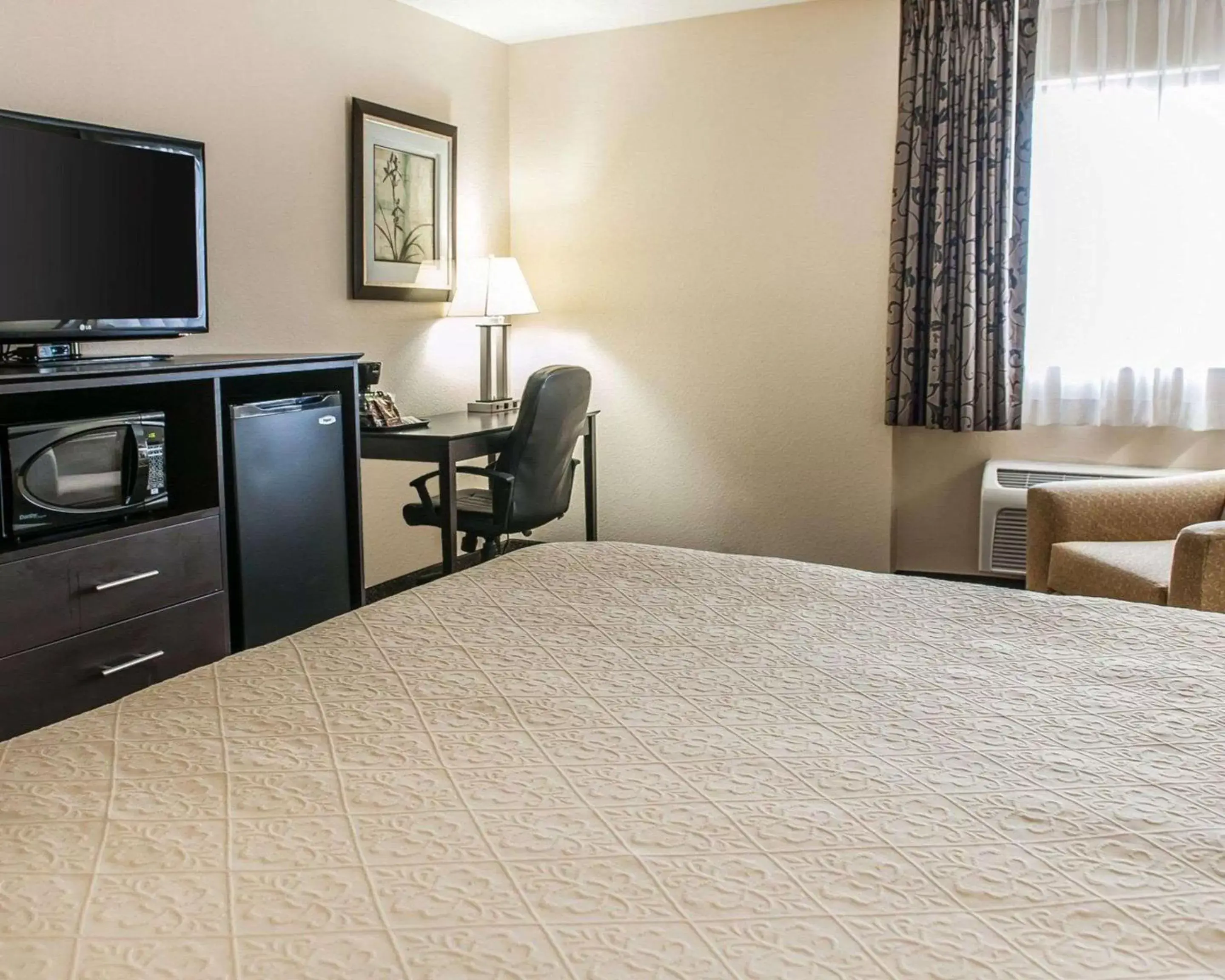 King Room - Non-Smoking in Quality Inn & Suites Mattoon South King Room - Non-Smoking in Quality Inn & Suites Mattoon South