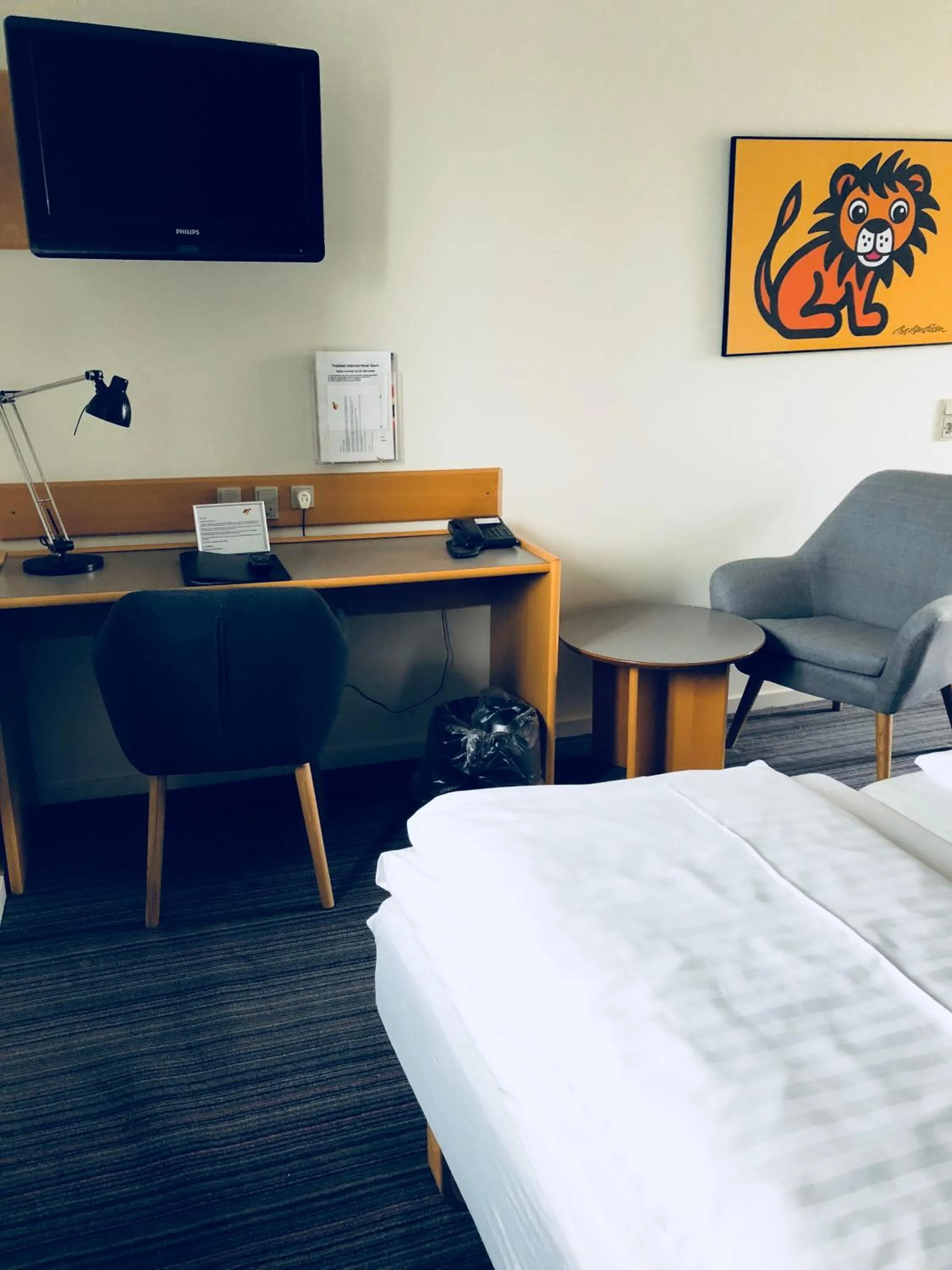 Seating area, Bed in Hotel Garni