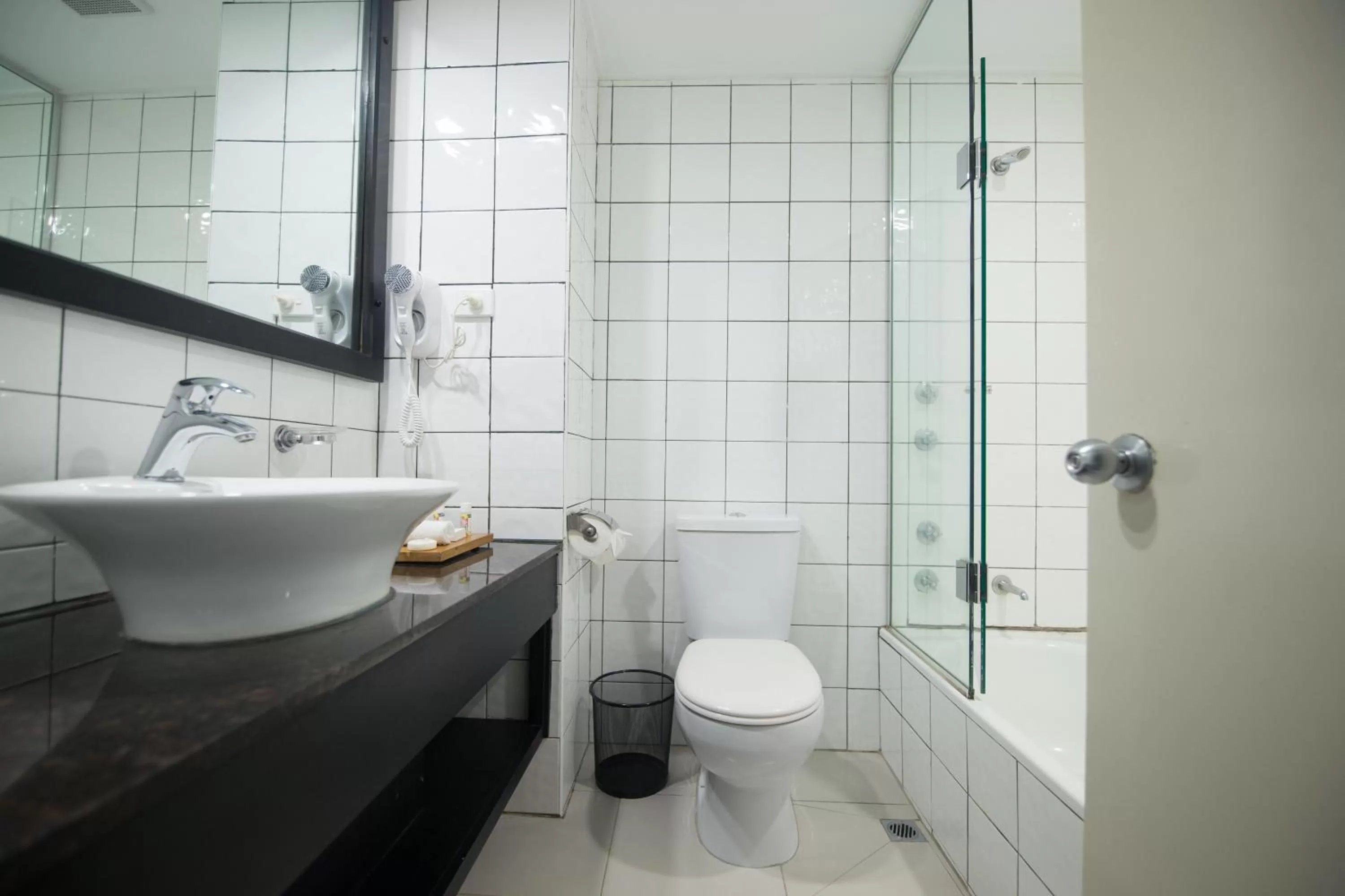 Shower in Tanoa International Hotel