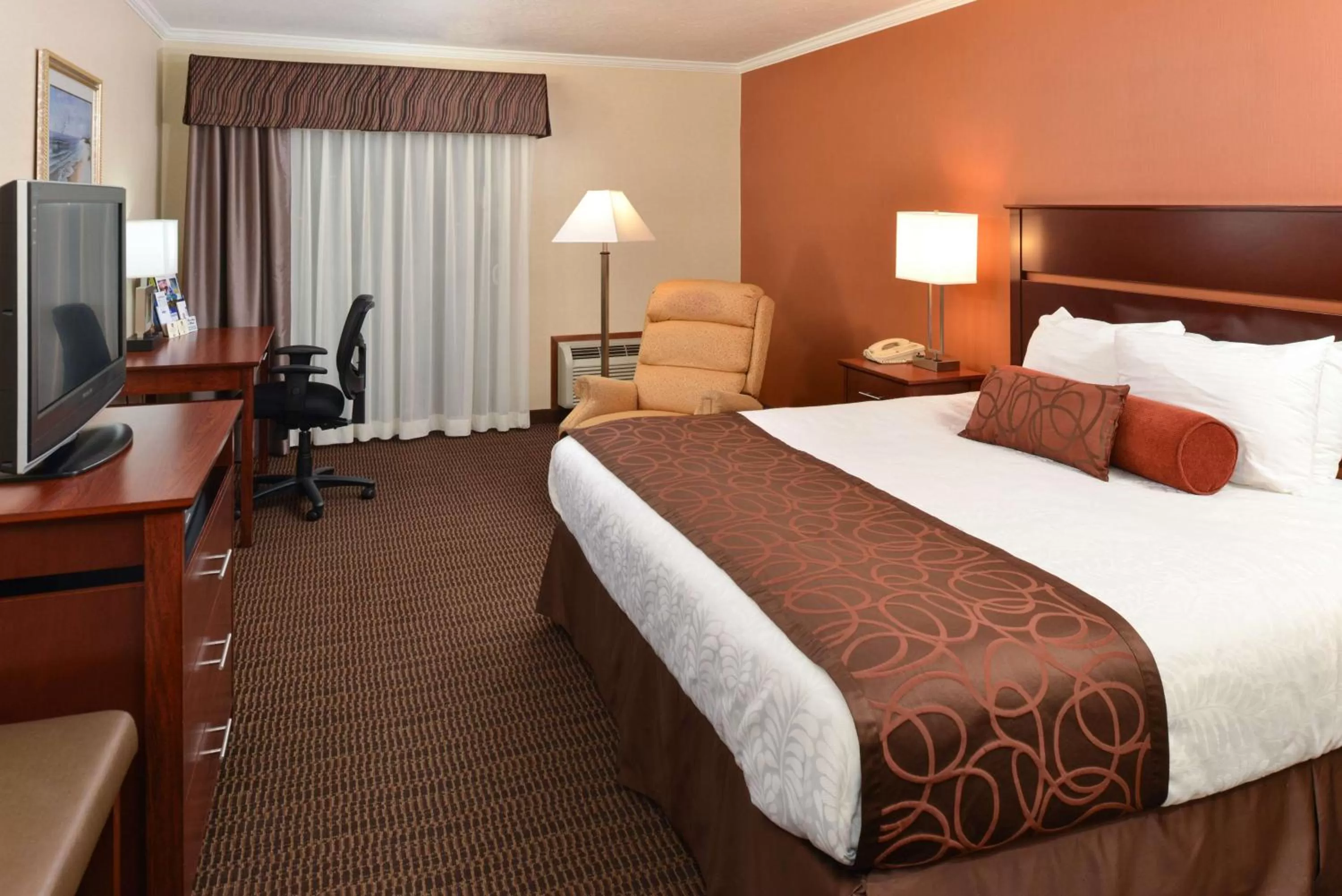 Photo of the whole room, Bed in Best Western Plus Landmark Inn