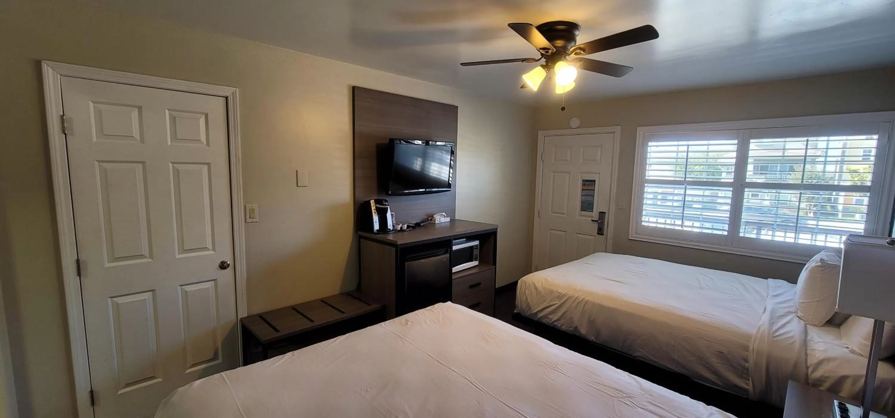 TV and multimedia, Bed in Beachwalker Inn & Suites