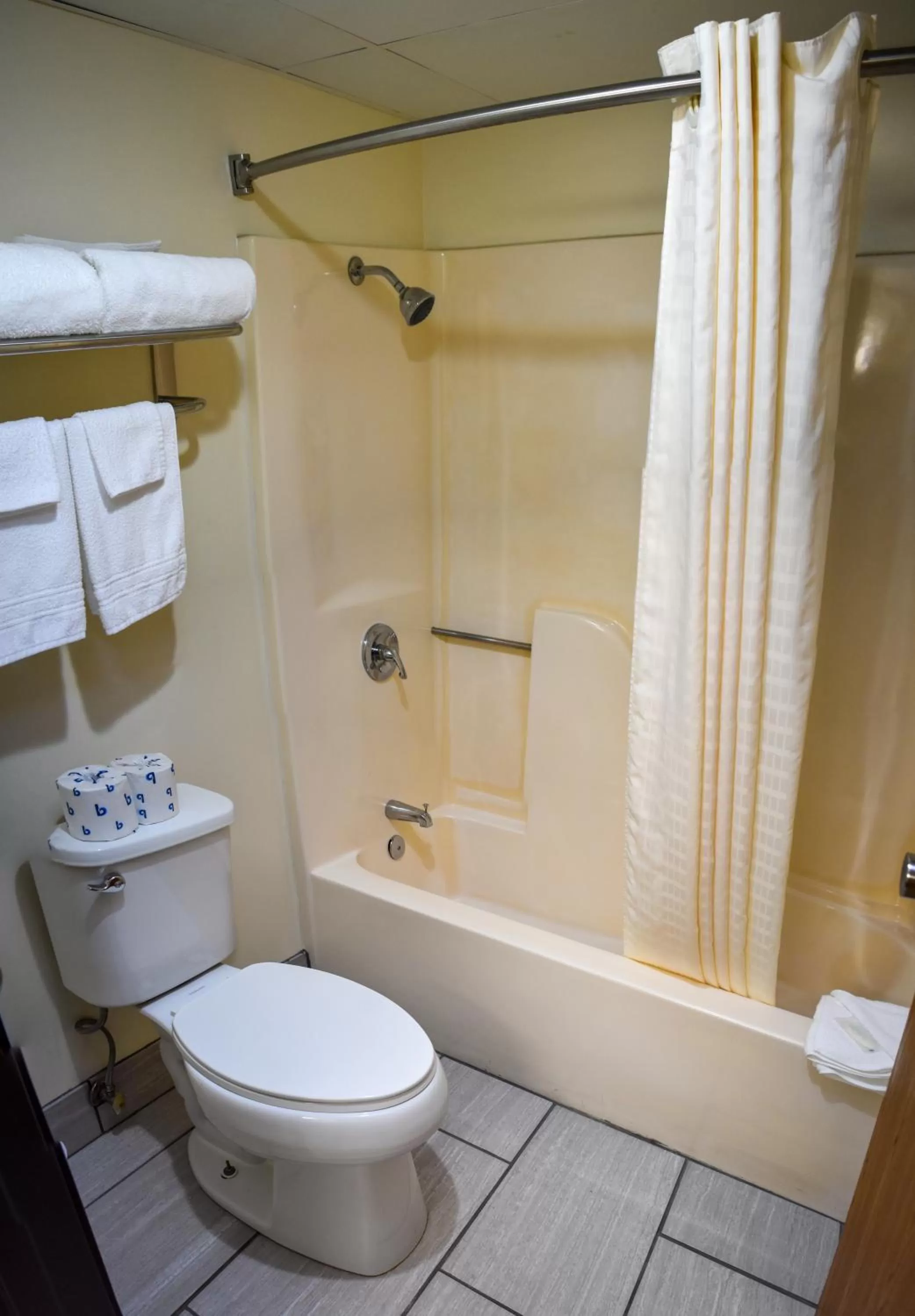 Bathroom in Super 8 by Wyndham Branson By Andy Williams Theatre