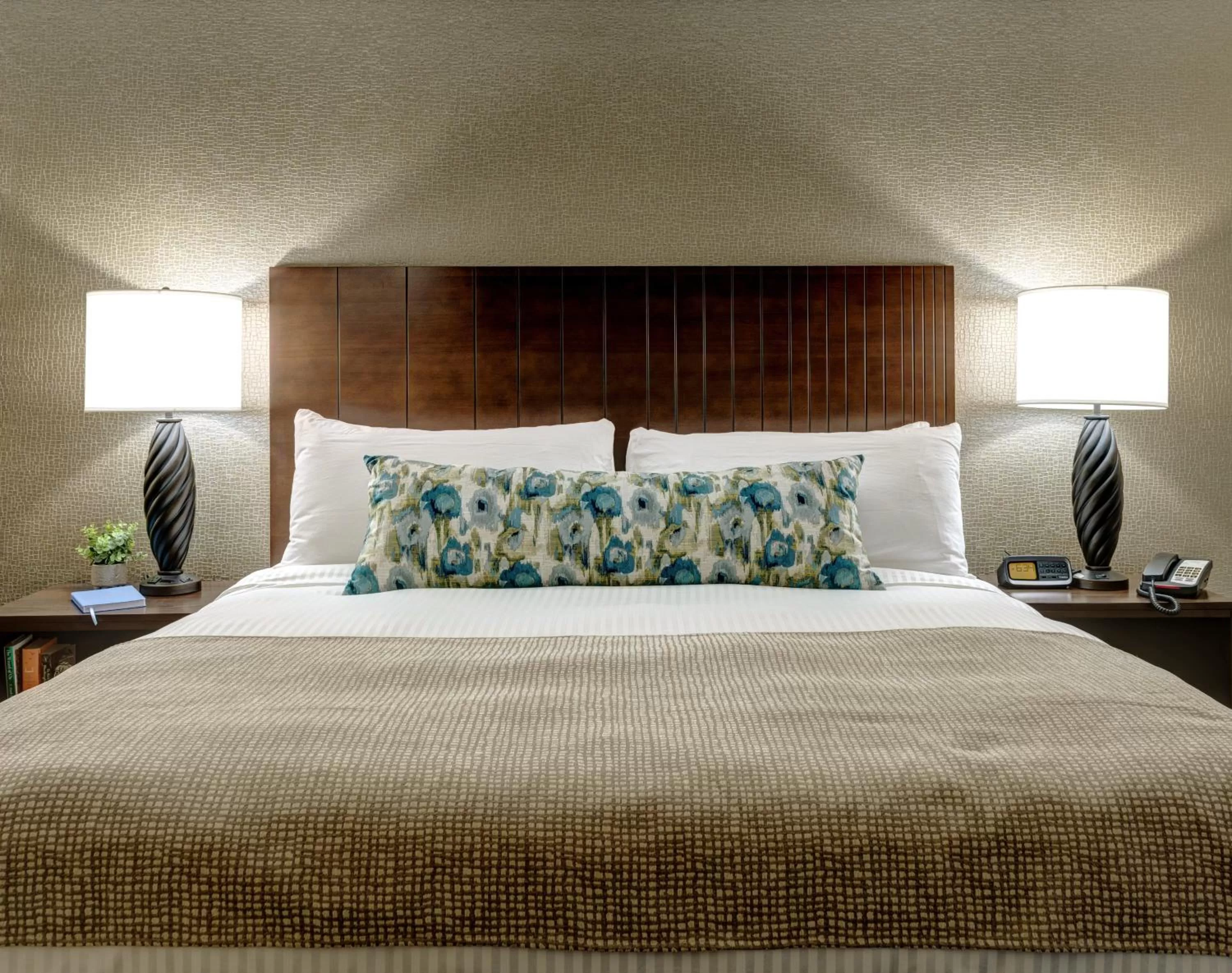 Bedroom, Bed in Garrison Hotel & Suites Dover-Portsmouth, an Ascend Collection Hotel