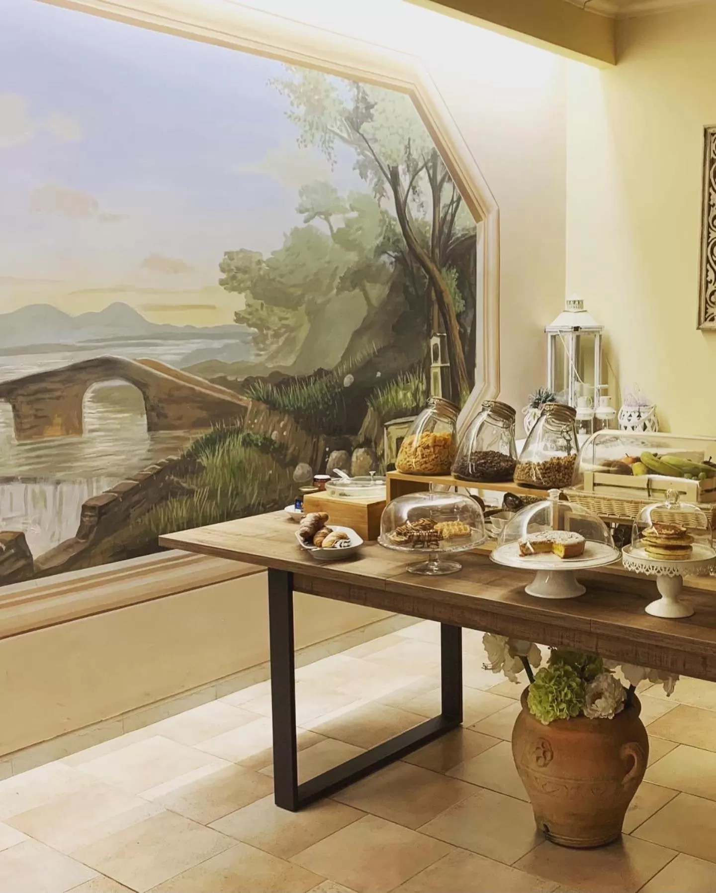 Communal lounge/ TV room in Hotel Borgo Antico