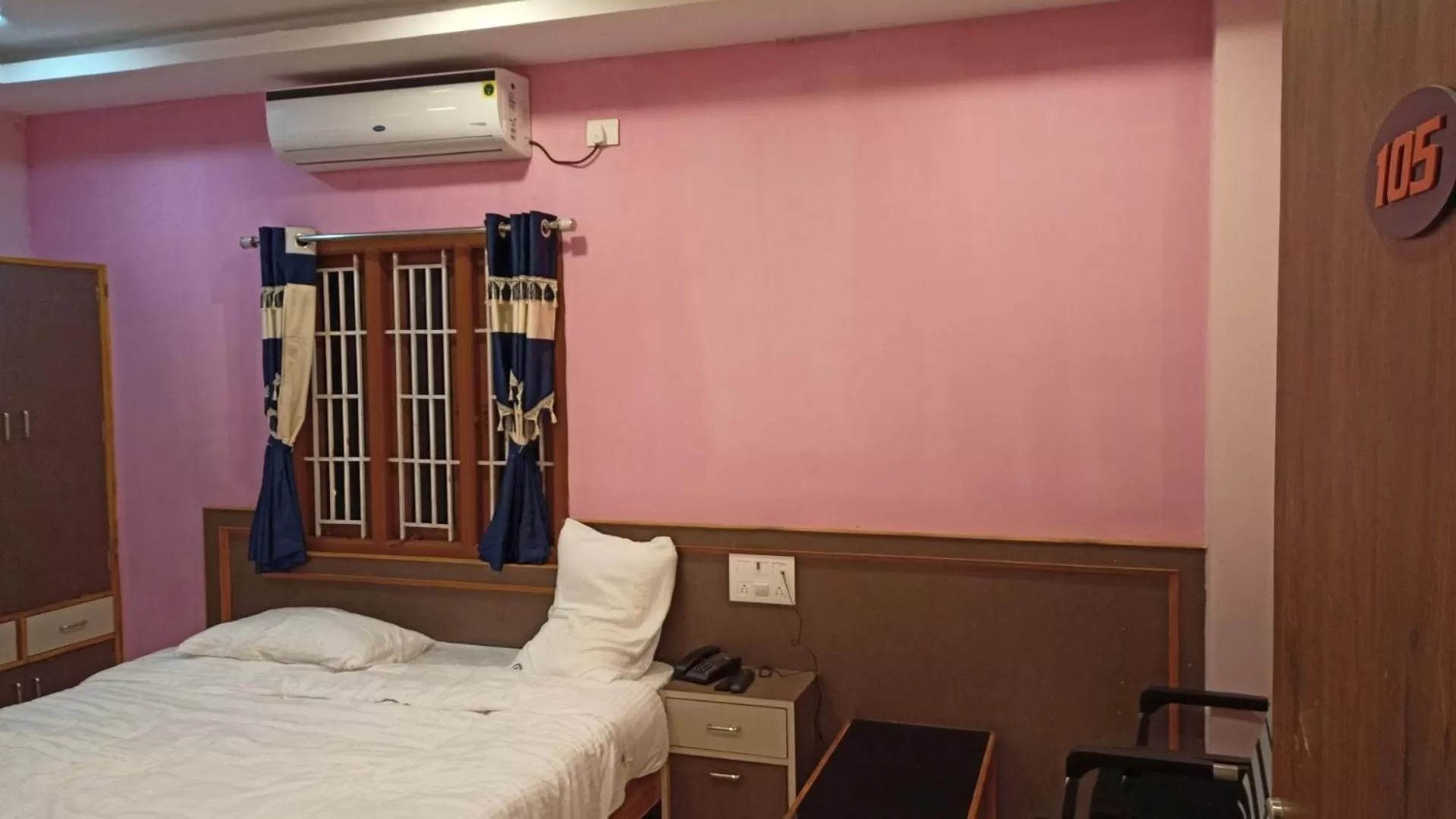 Bed in Aarthi Residency