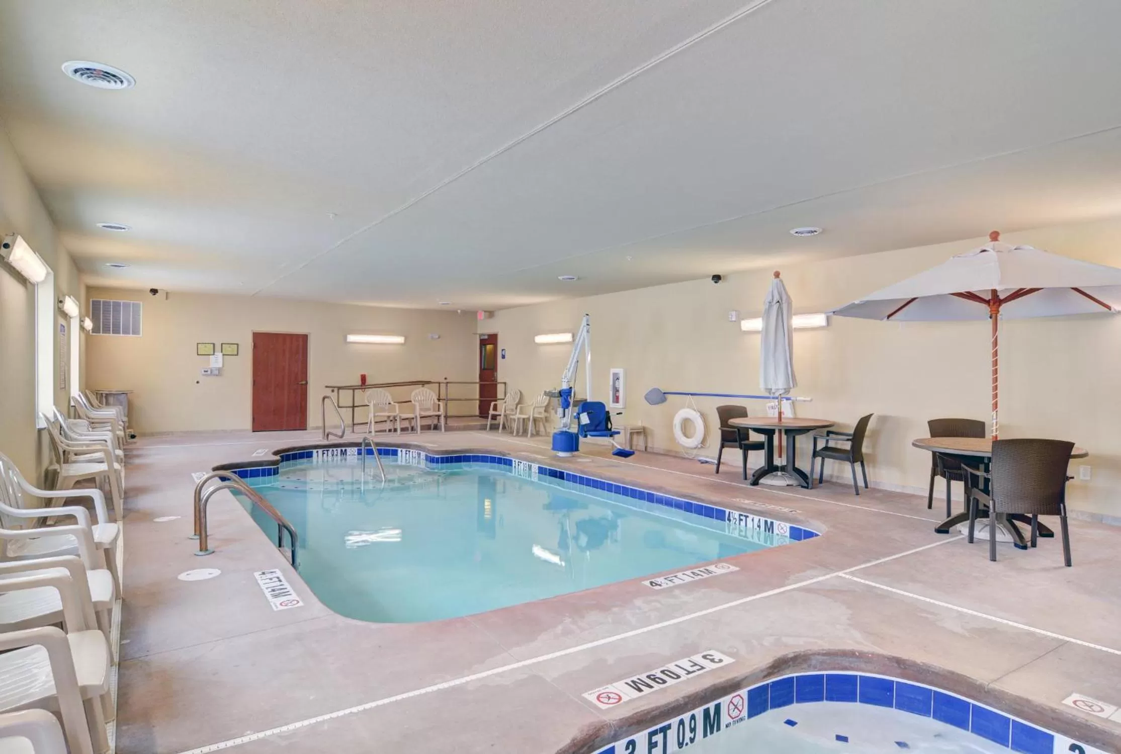 Swimming pool in Cobblestone Hotel & Suites - Punxsutawney