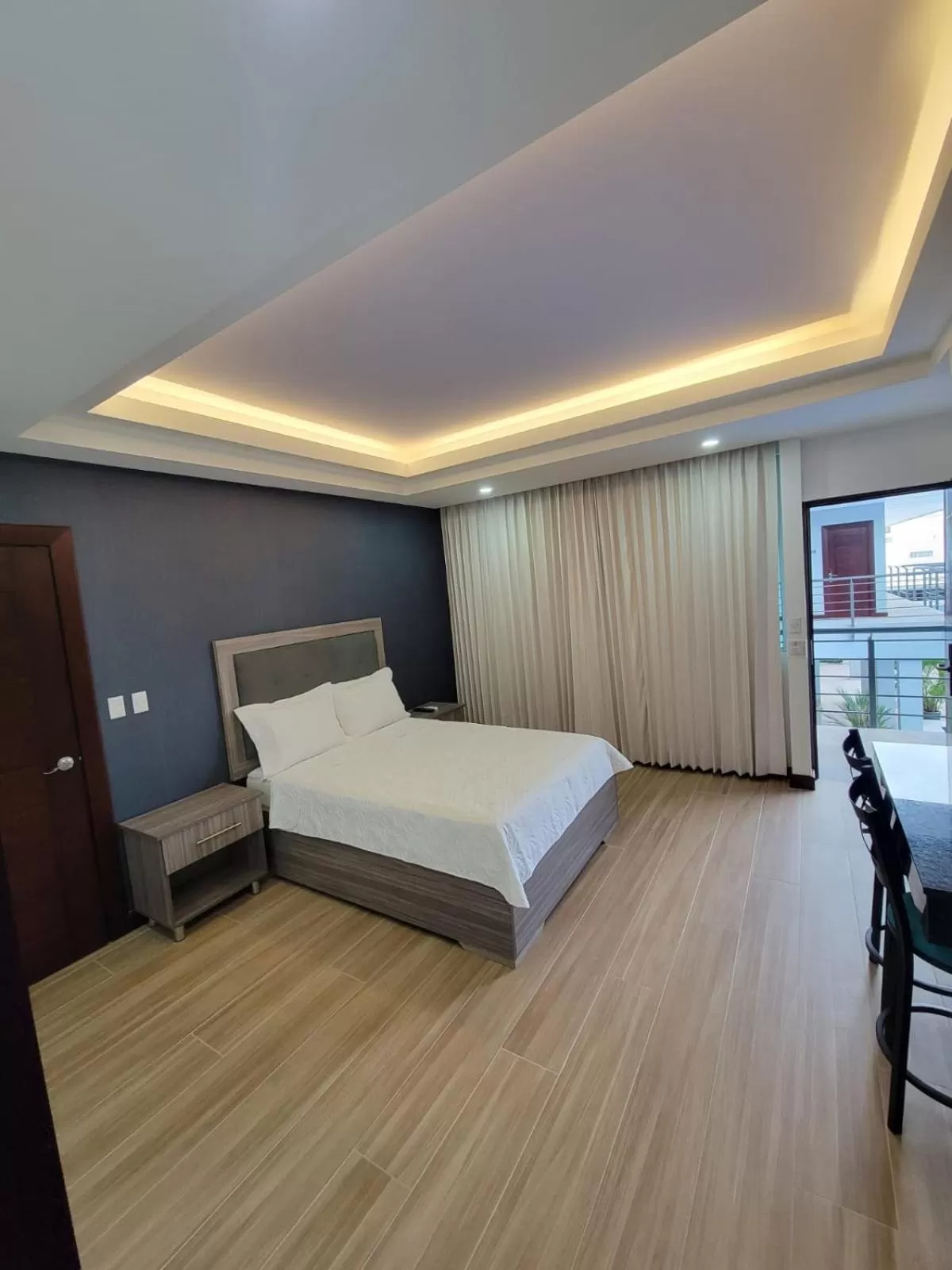 Photo of the whole room, Bed in Hotel Cayuga