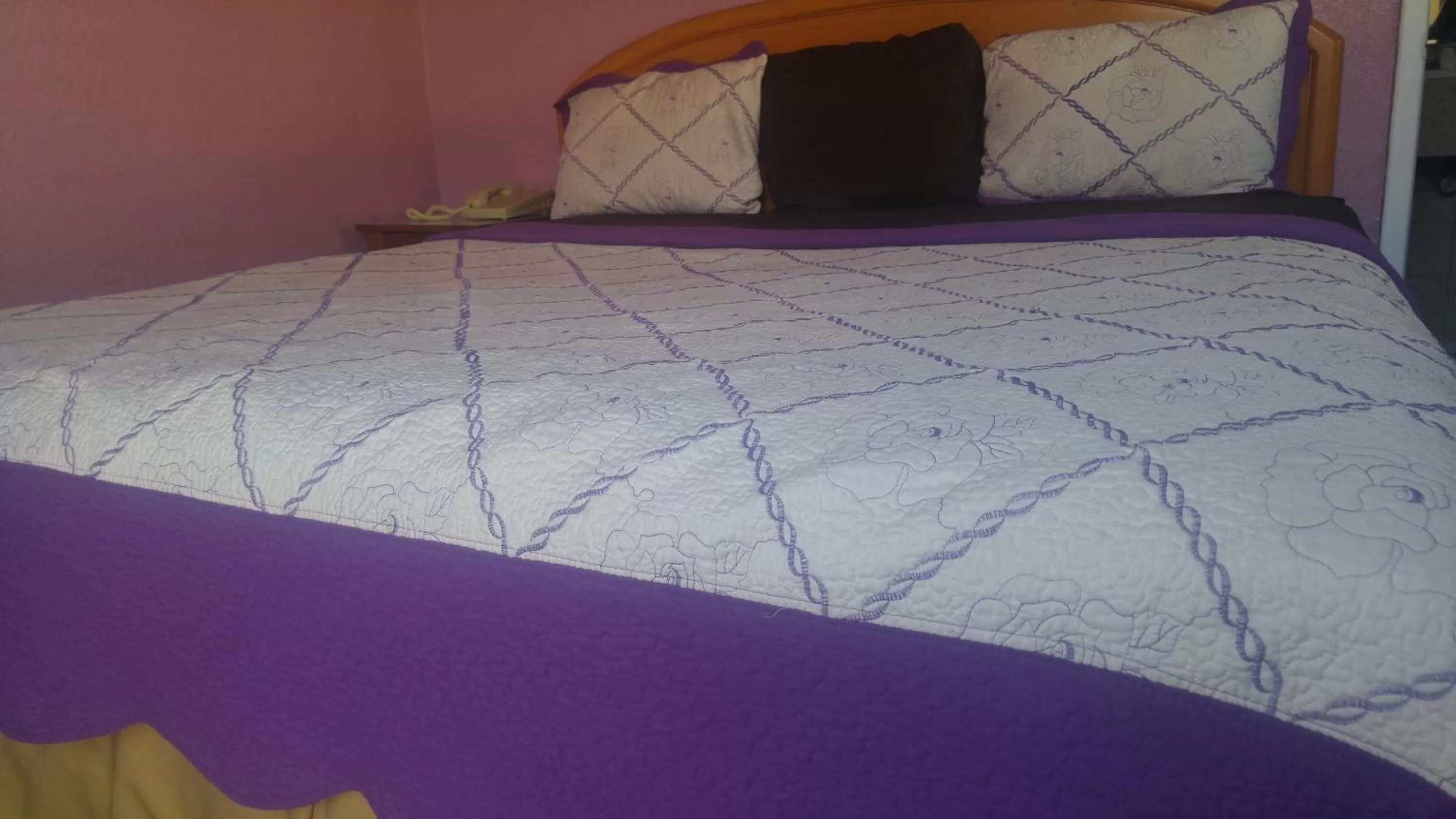 Bedroom, Bed in Travel Eagle Inn Motel