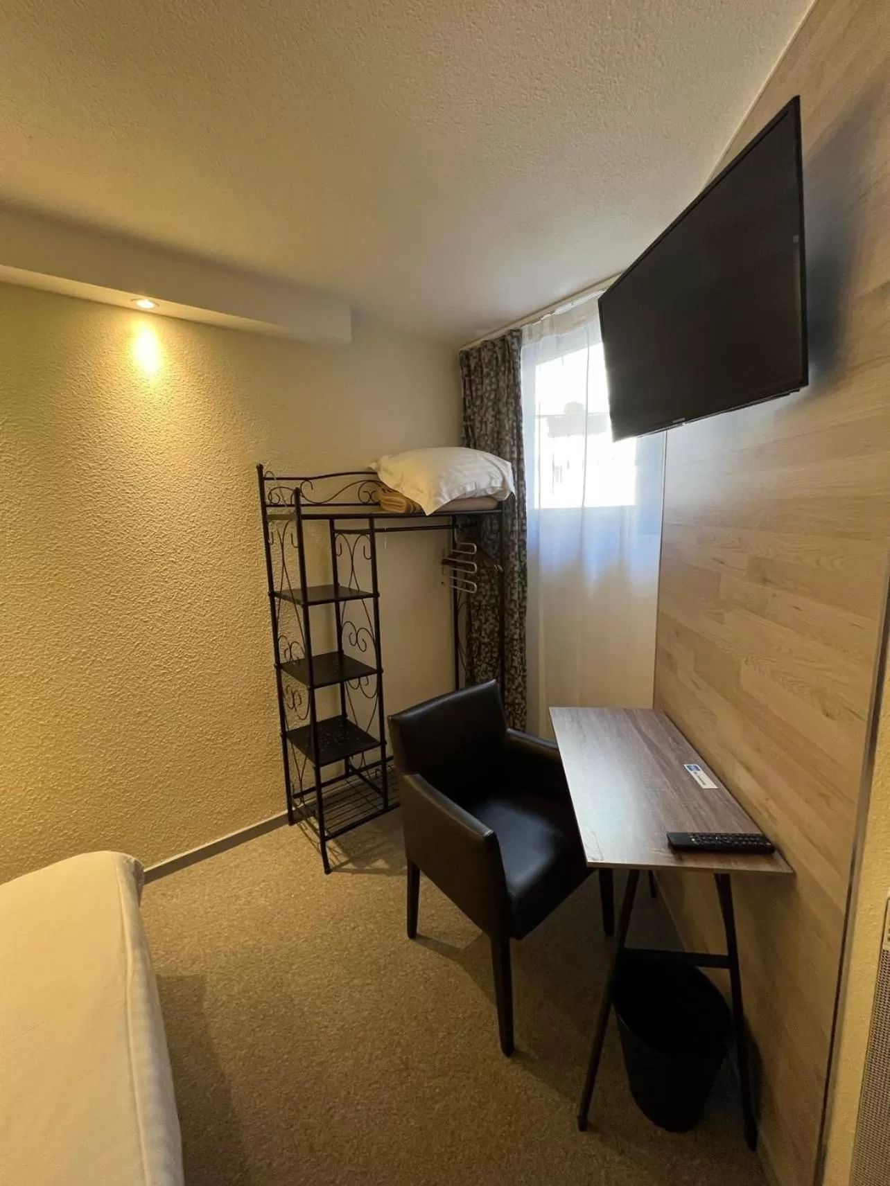 Bedroom, TV/Entertainment Center in Au Bec Fin Hôtel