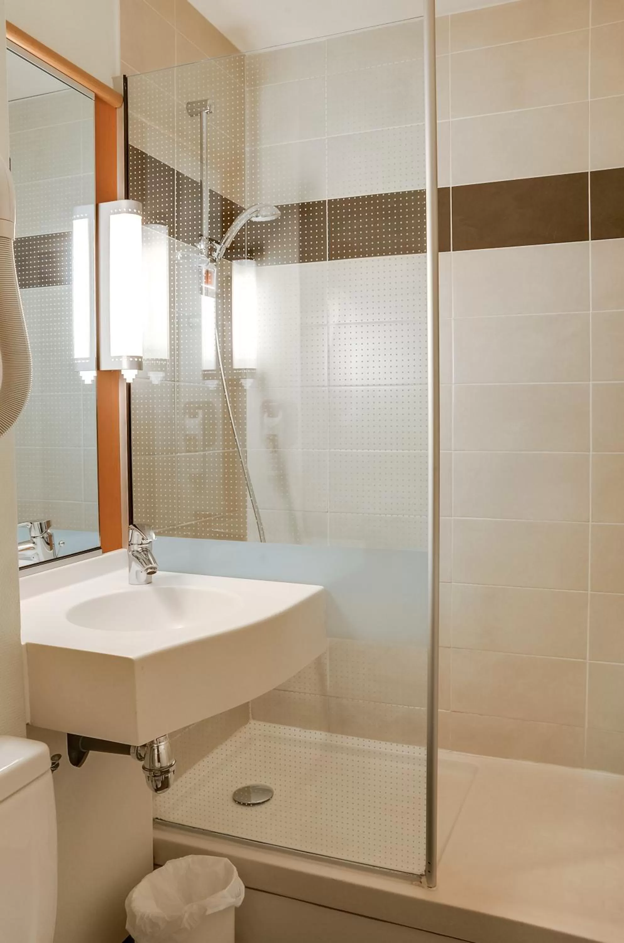 Bathroom in ibis Salon de Provence