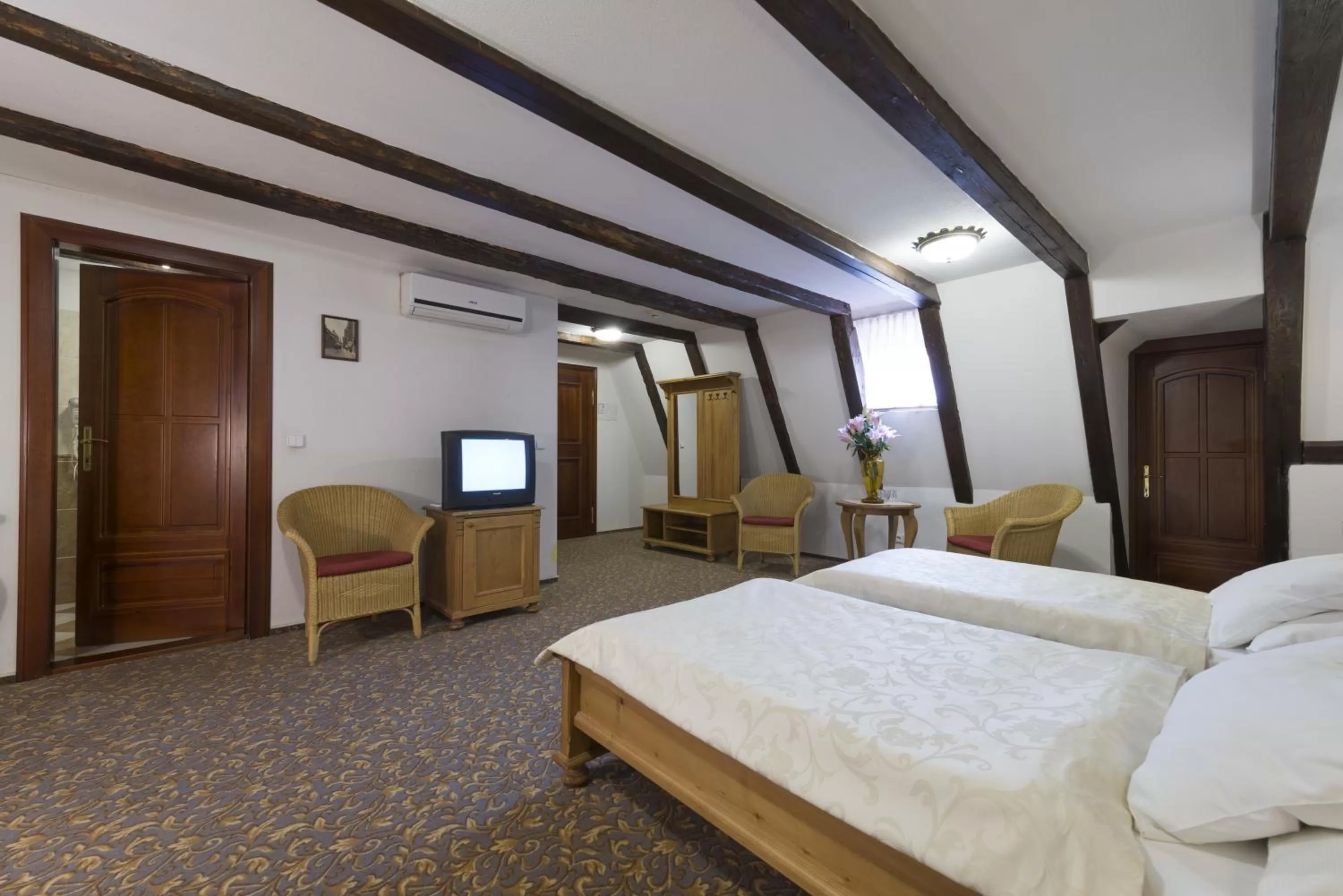 TV and multimedia, Bed in Hotel Cerny Slon