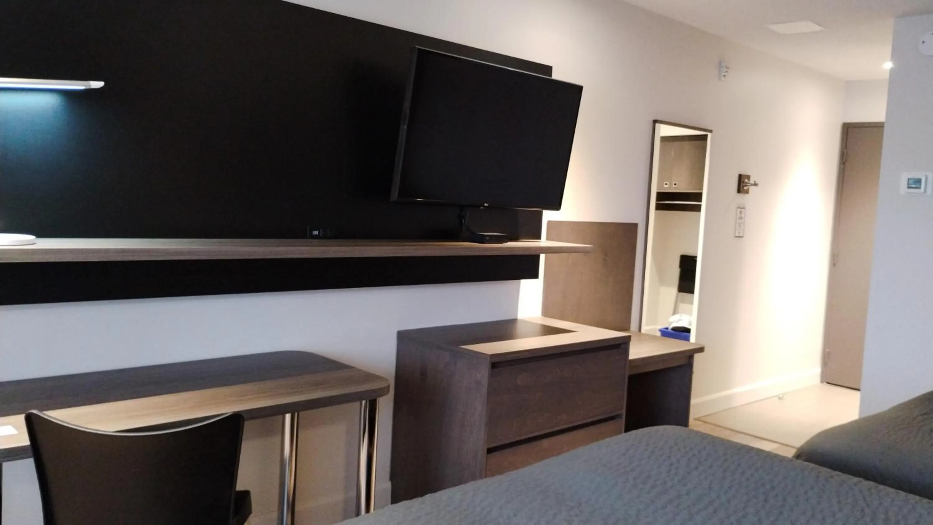 TV/Entertainment Center in Motel L'Avenue du Pont