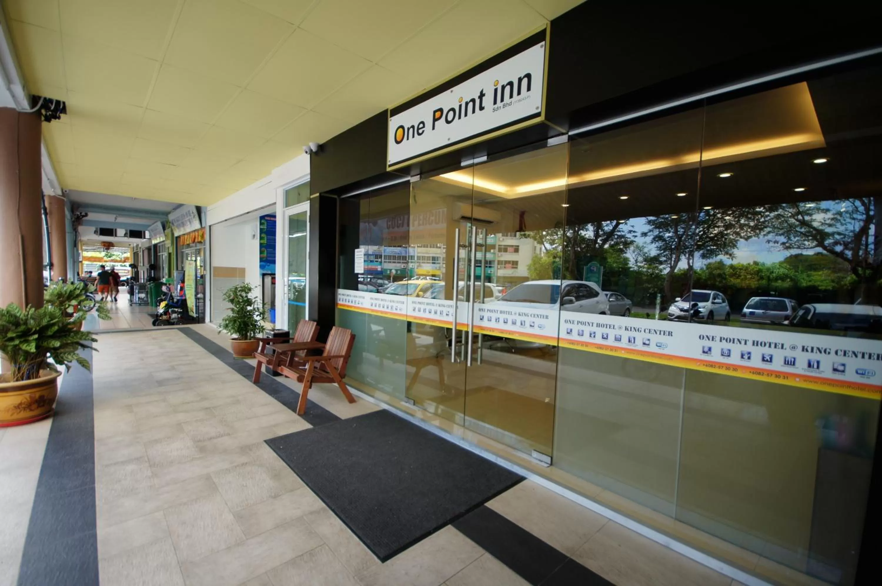 Facade/entrance in One Point Inn King Centre