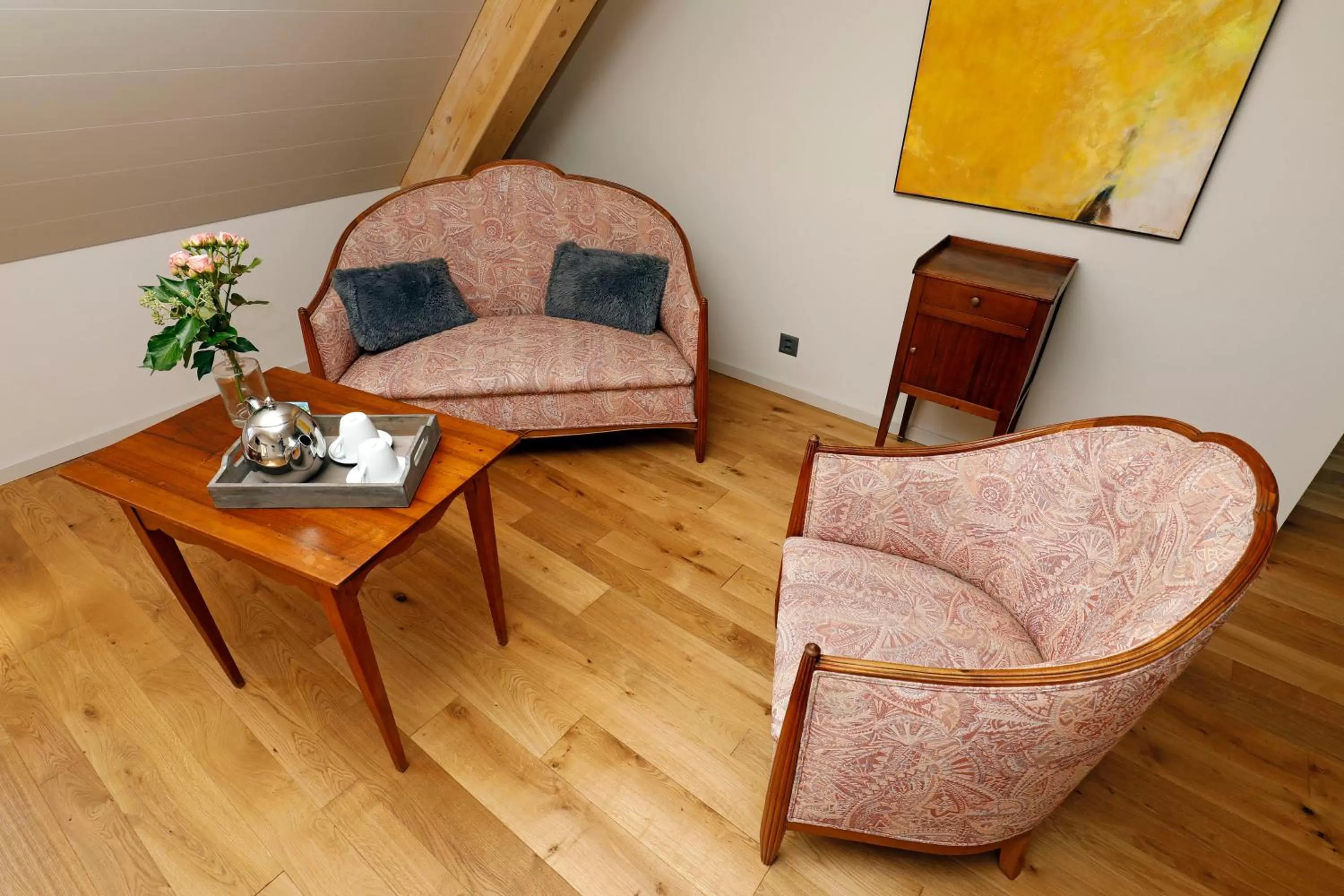 Seating area in Fleur de Lis