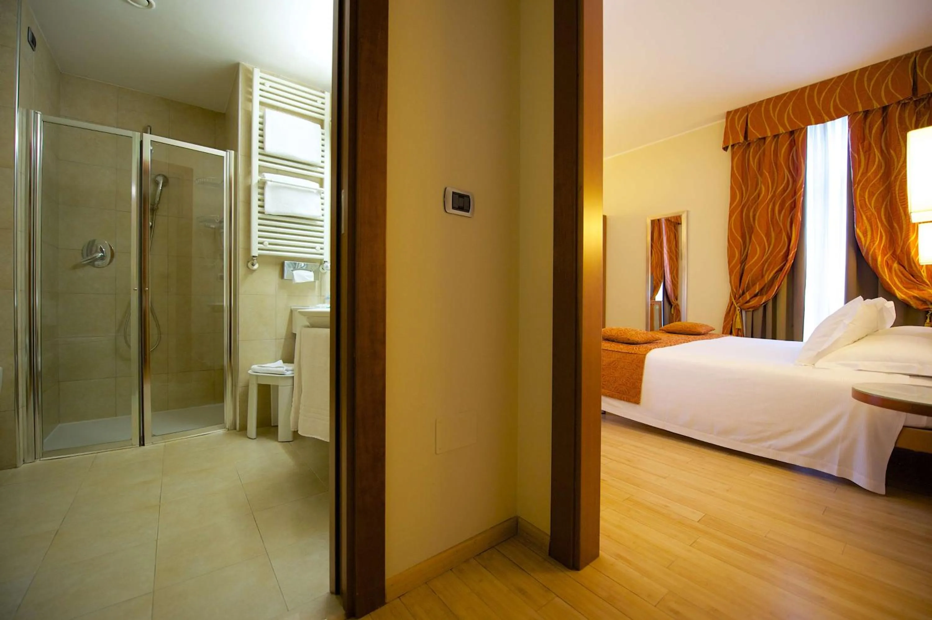 Shower, Bed in Best Western Crystal Palace Hotel