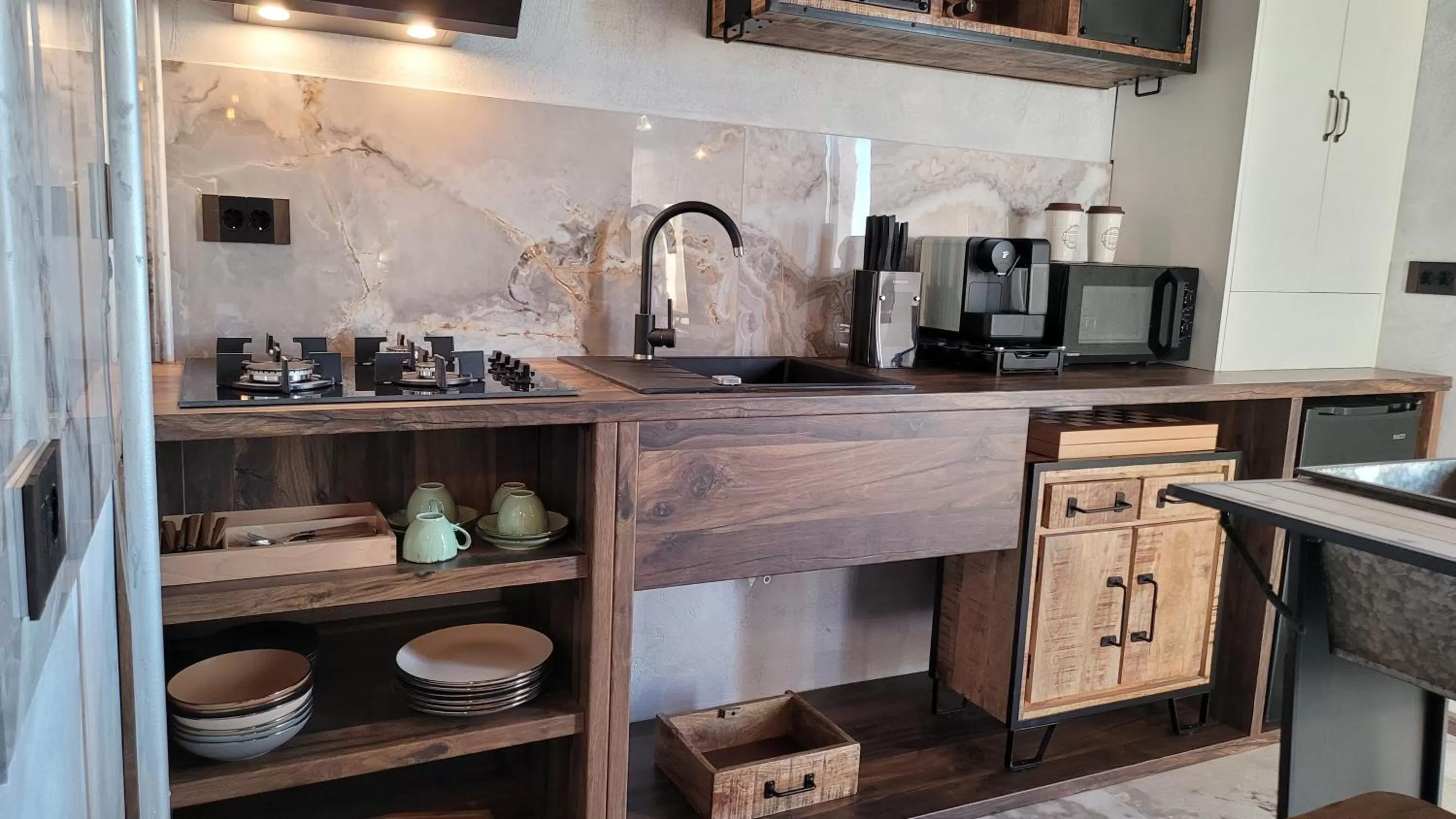 Coffee/tea facilities, Kitchen/Kitchenette in Terrace Suites Iasi